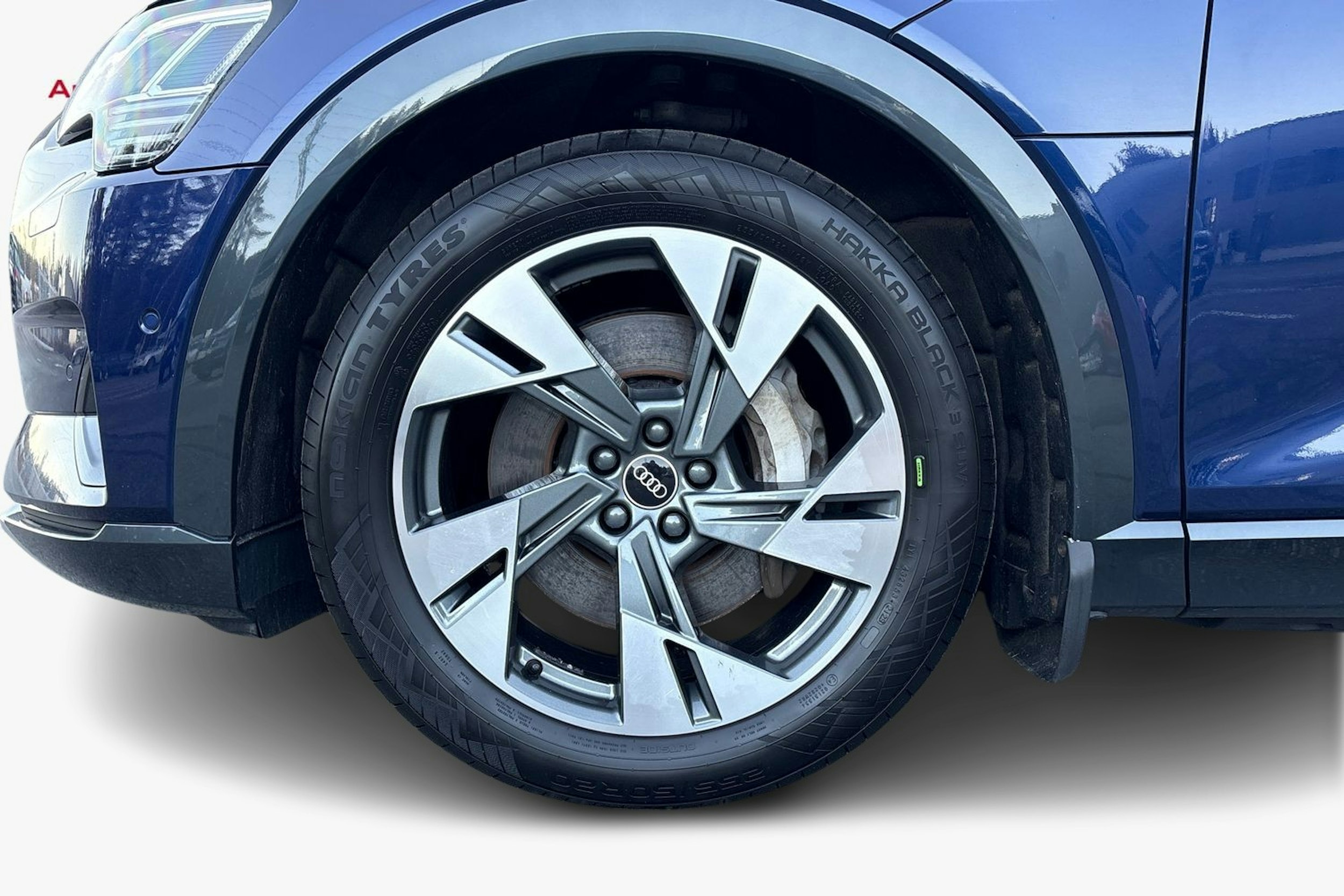 Sininen Audi e-tron 2021 kuva 29.