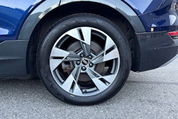 Sininen Audi e-tron 2021 kuva 30.