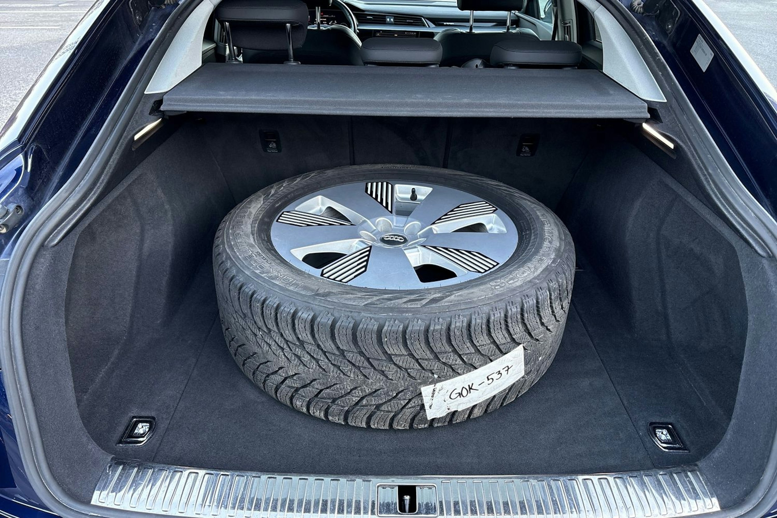 Sininen Audi e-tron 2021 kuva 31.