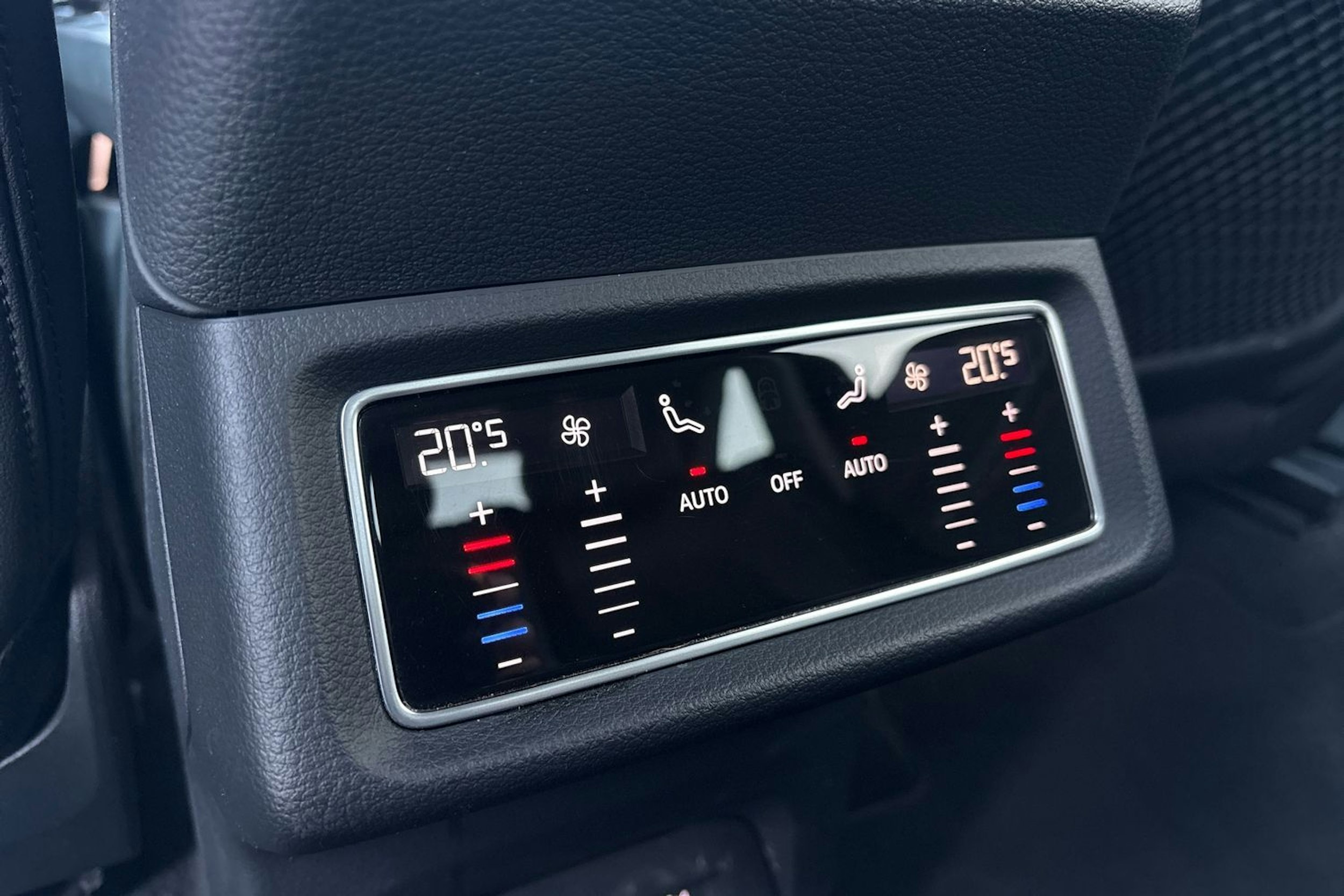 Sininen Audi e-tron 2021 kuva 32.