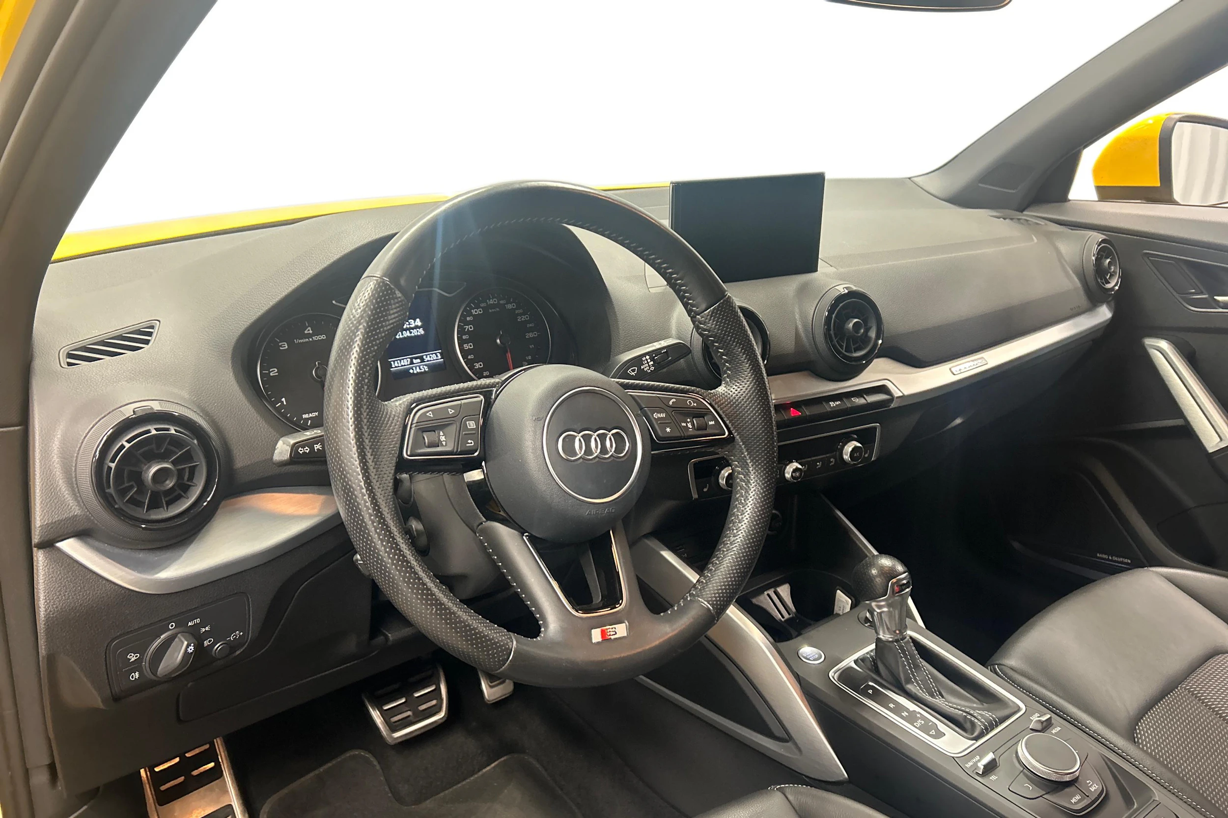 Keltainen Audi Q2 2017 kuva 8.