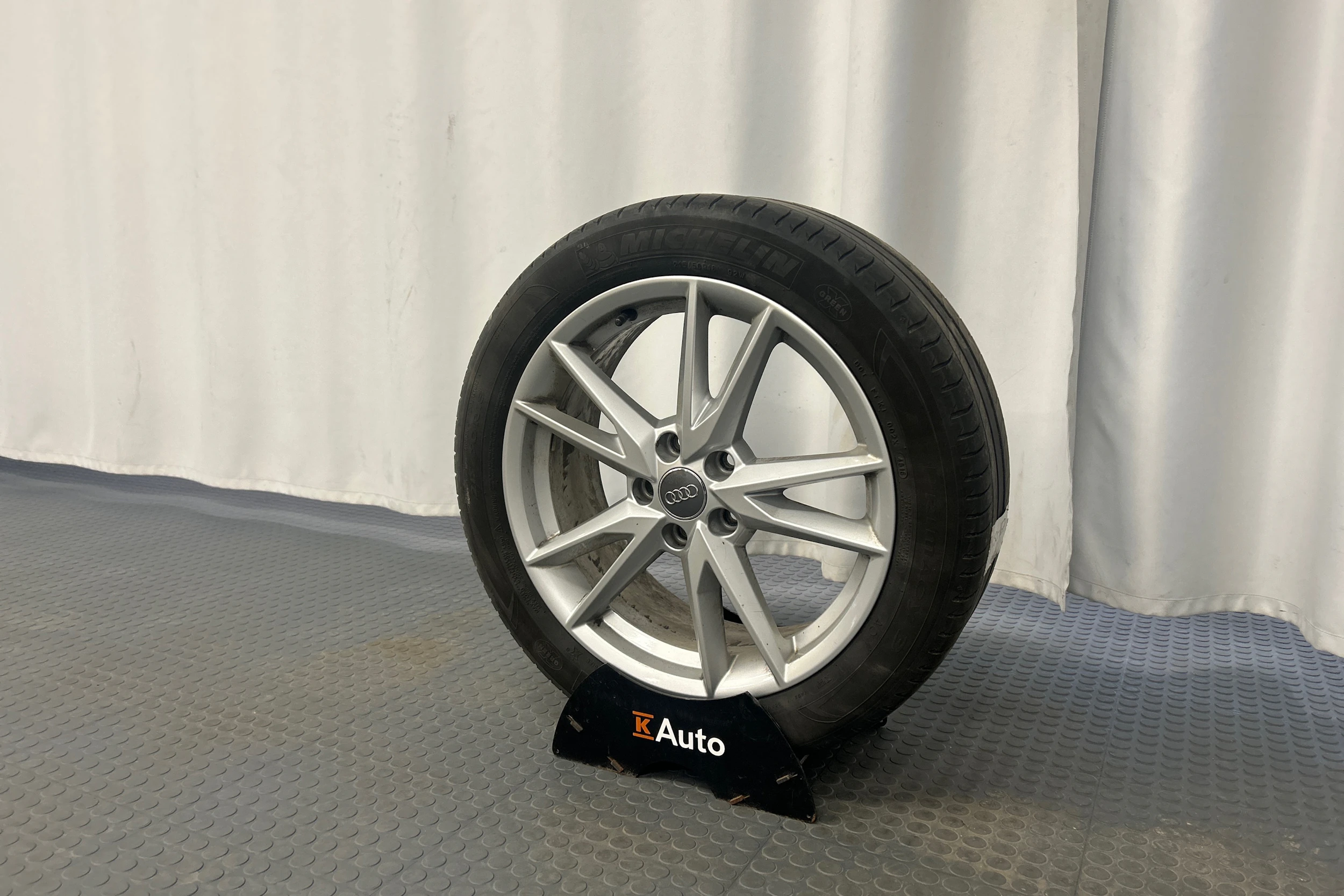 Keltainen Audi Q2 2017 kuva 13.