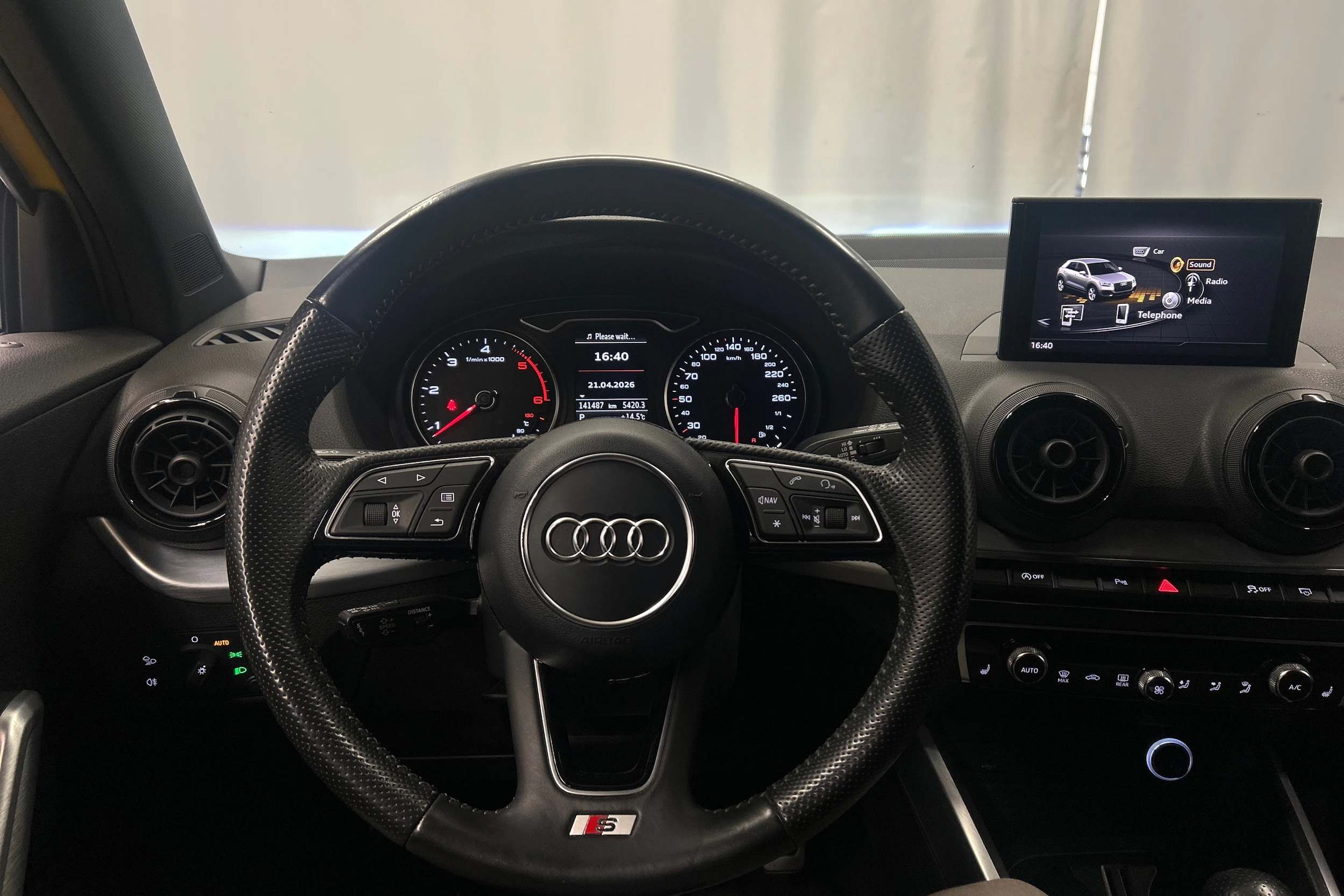 Keltainen Audi Q2 2017 kuva 15.