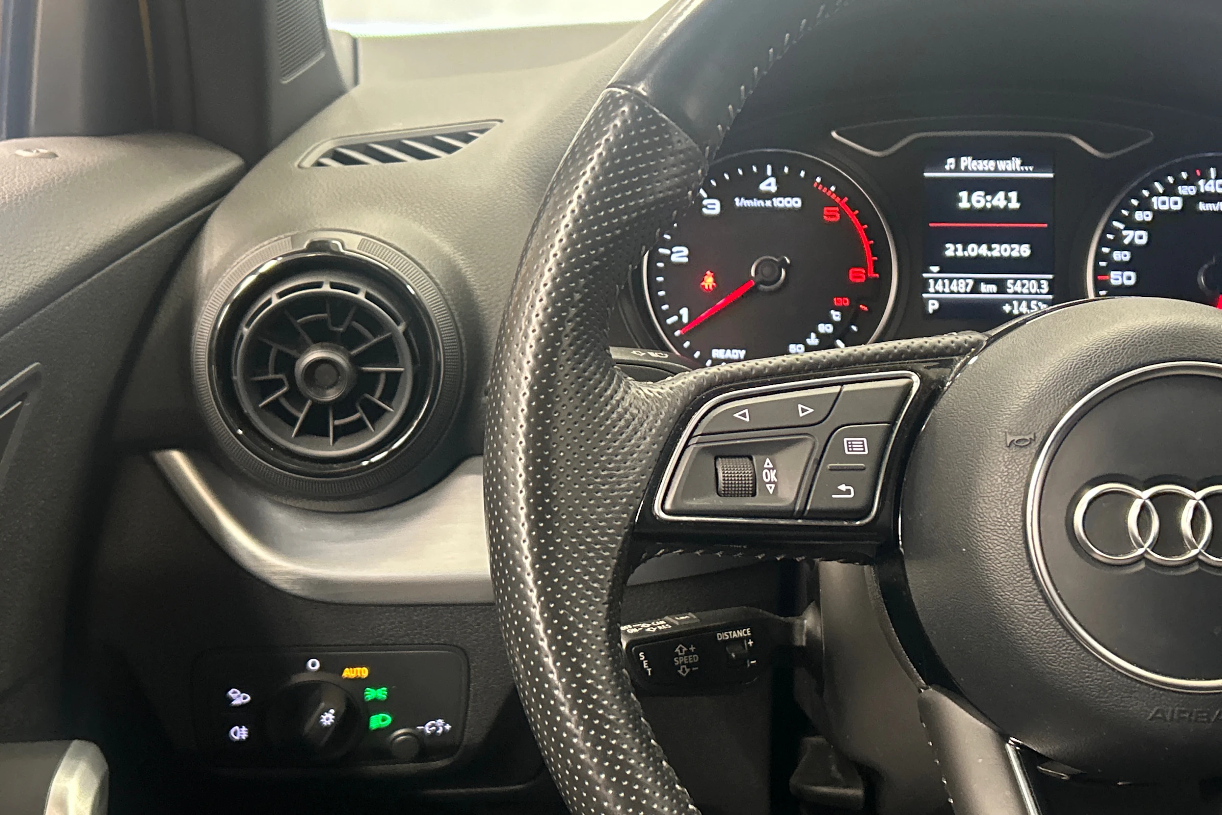 Keltainen Audi Q2 2017 kuva 16.