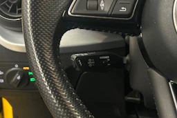 Keltainen Audi Q2 2017 kuva 20.