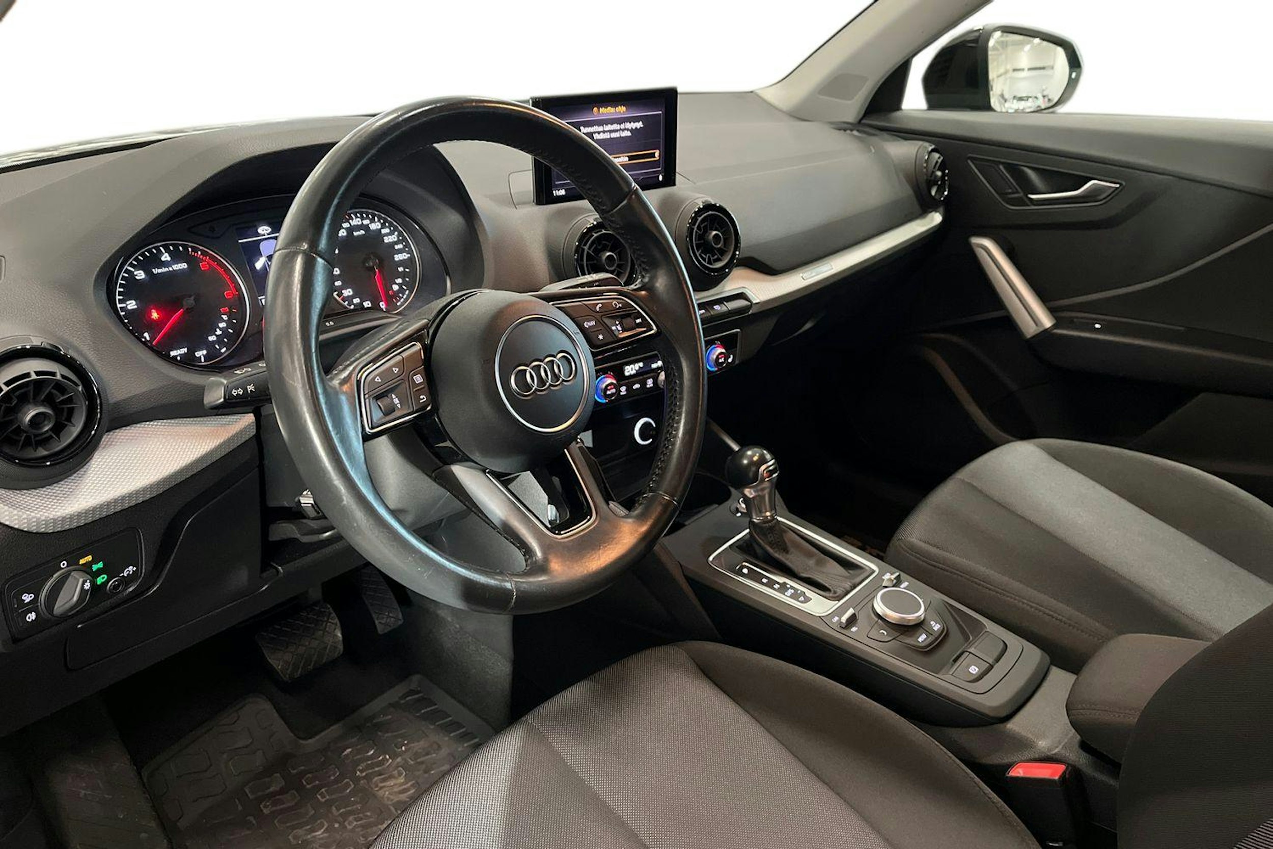 musta Audi Q2 2017 kuva 7.