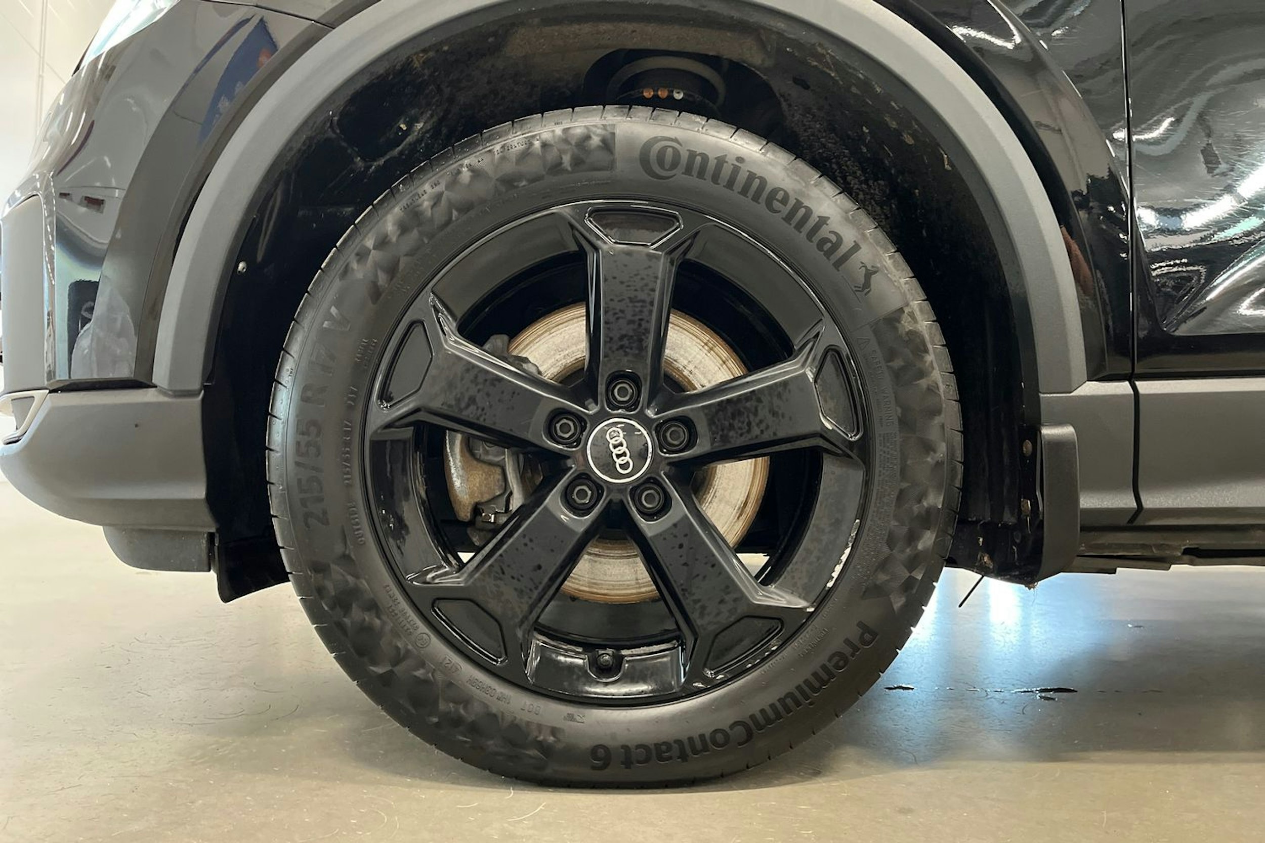 musta Audi Q2 2017 kuva 11.