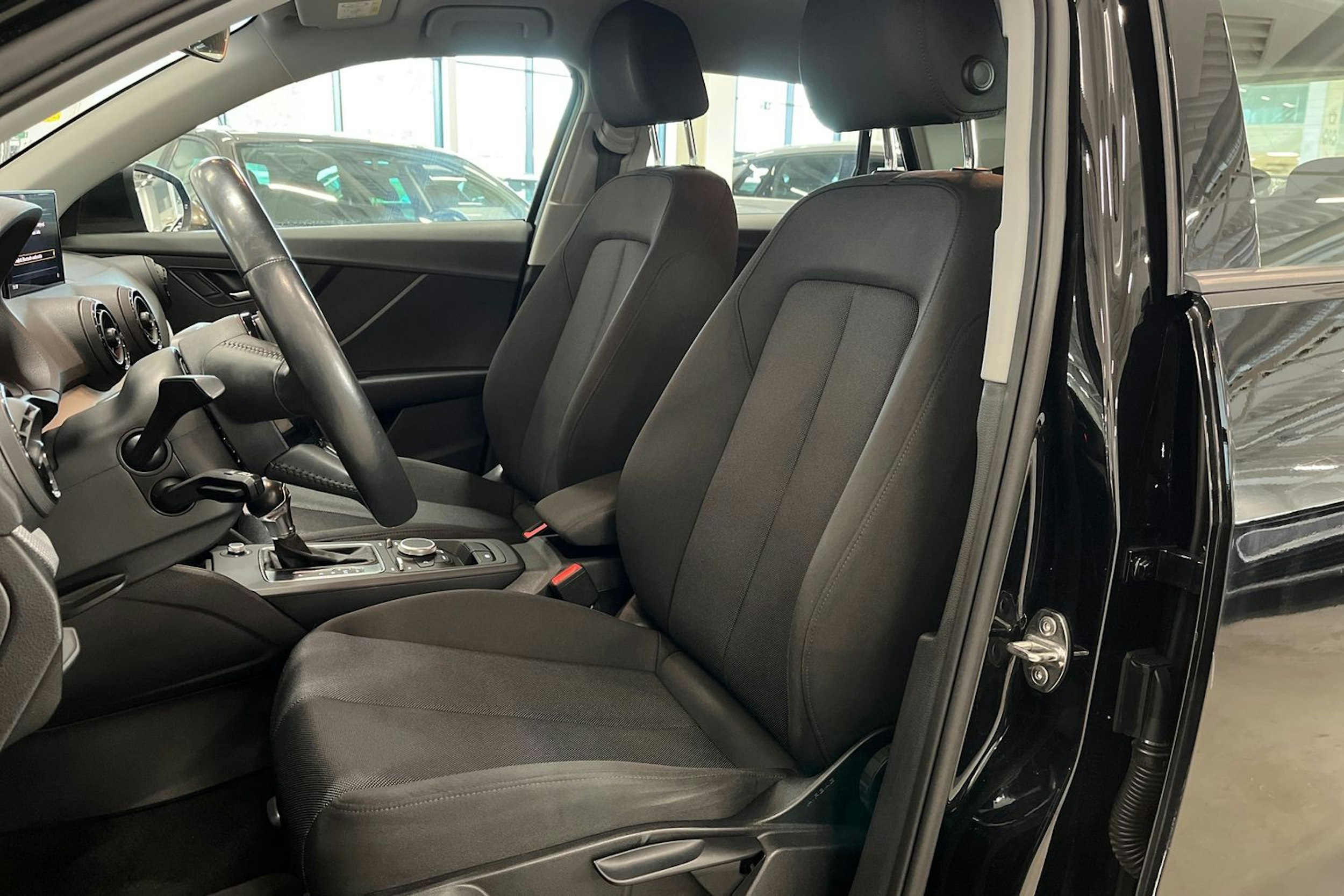 musta Audi Q2 2017 kuva 14.