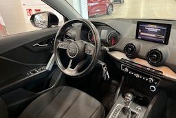 musta Audi Q2 2017 kuva 16.