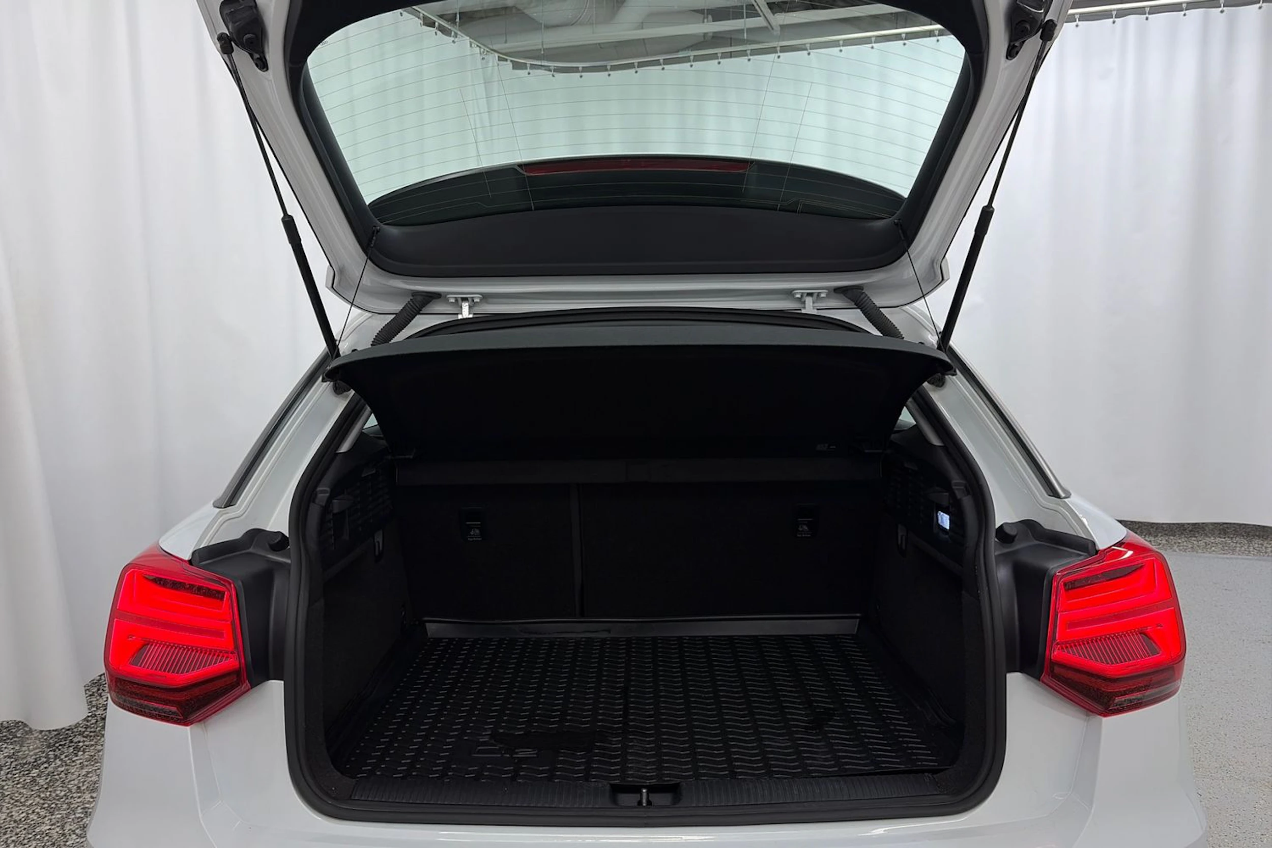 met. valkoinen Audi Q2 2017 kuva 11.