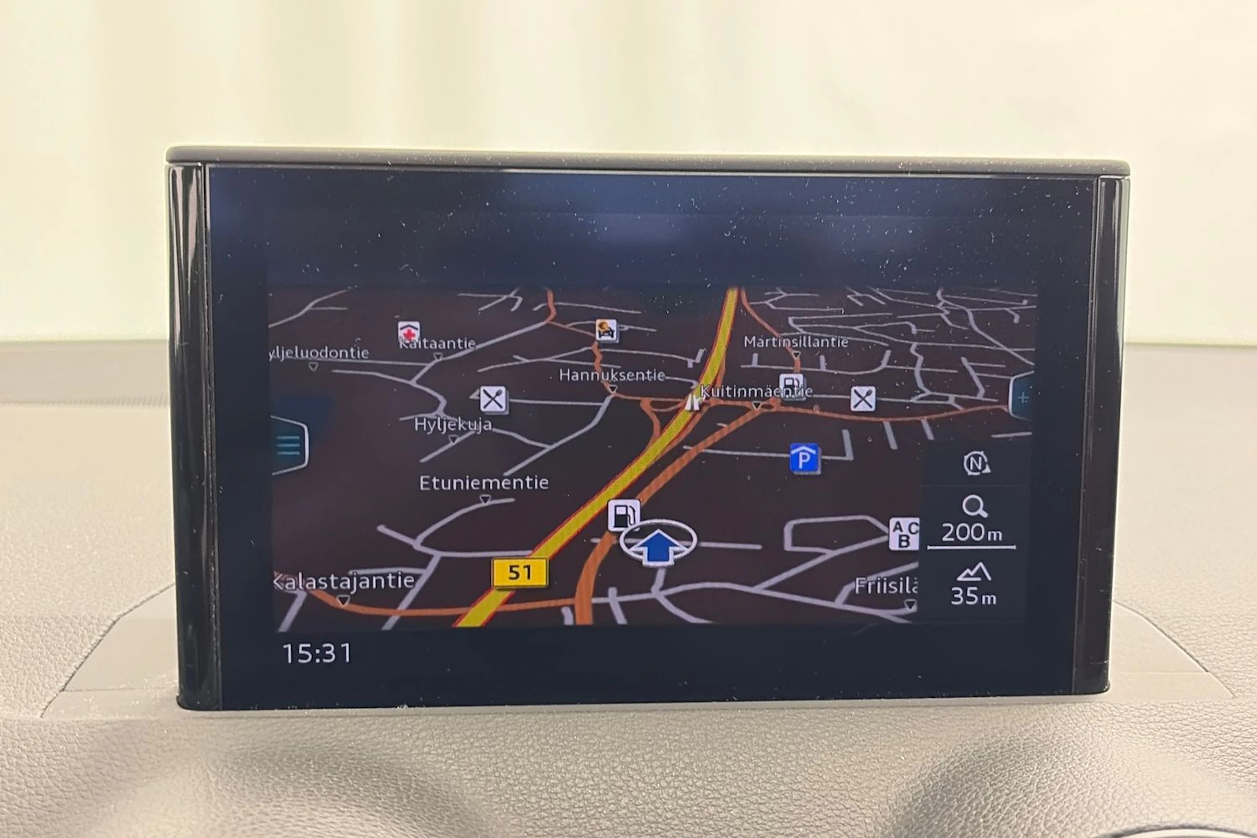 met. valkoinen Audi Q2 2017 kuva 18.