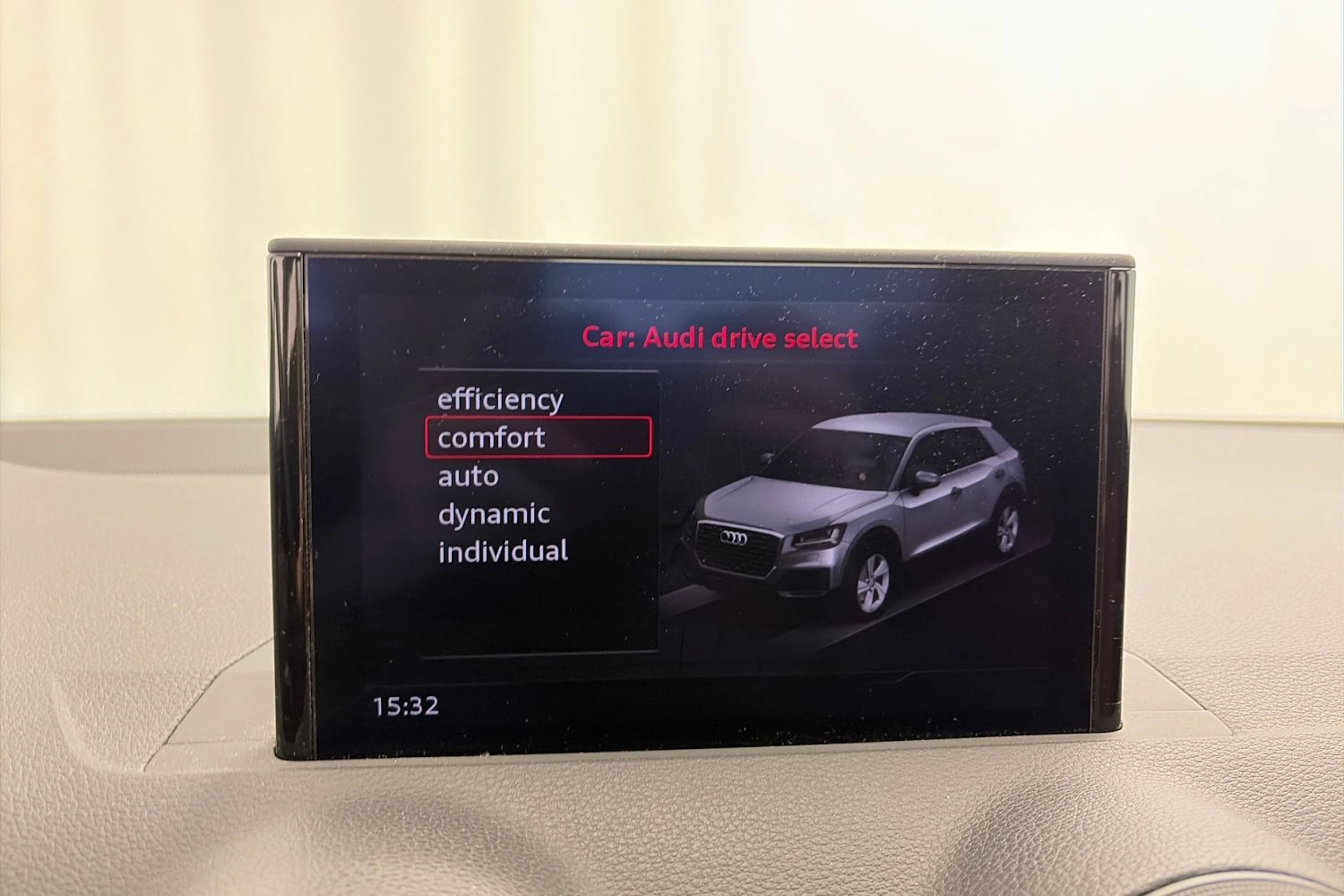met. valkoinen Audi Q2 2017 kuva 20.