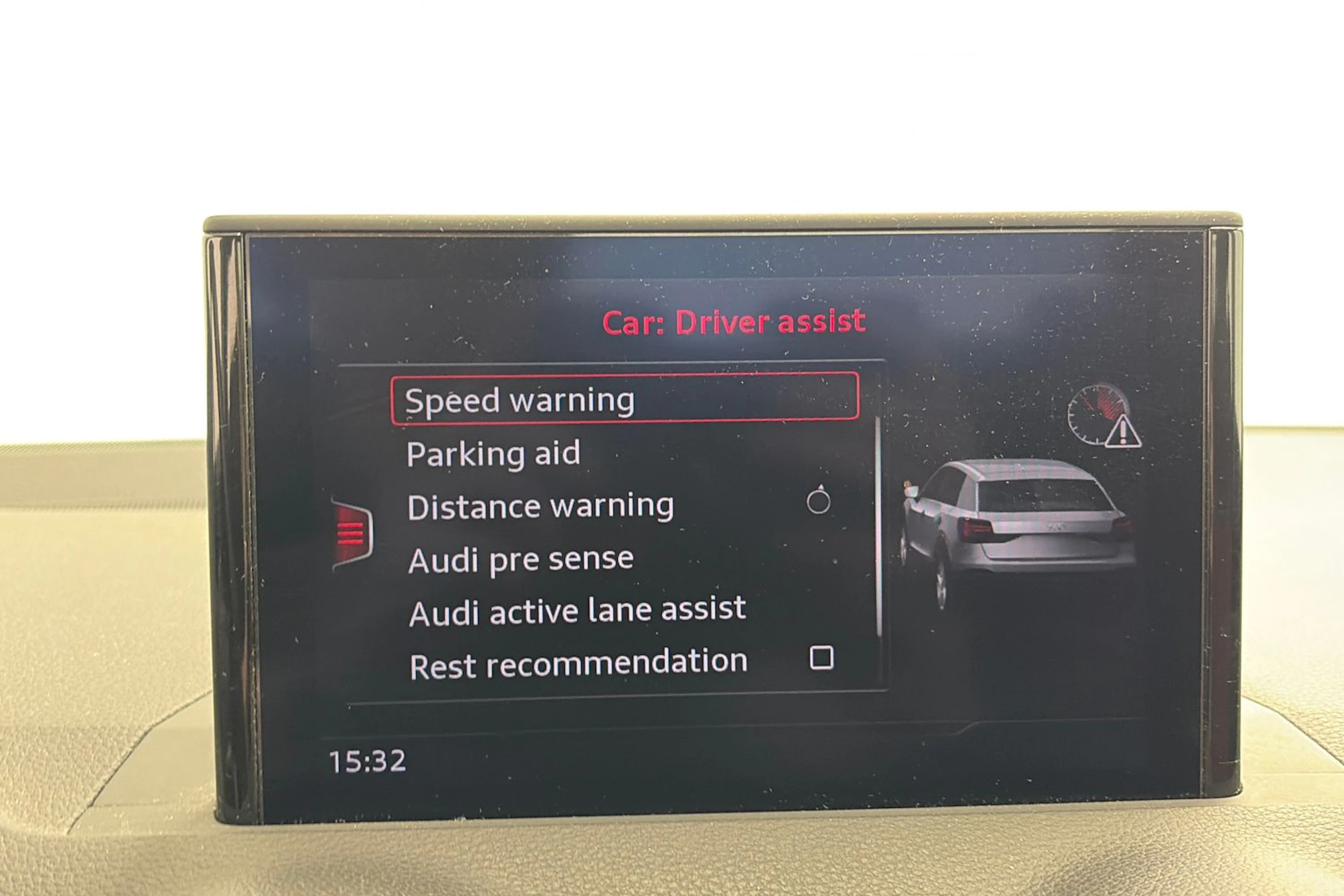 met. valkoinen Audi Q2 2017 kuva 21.