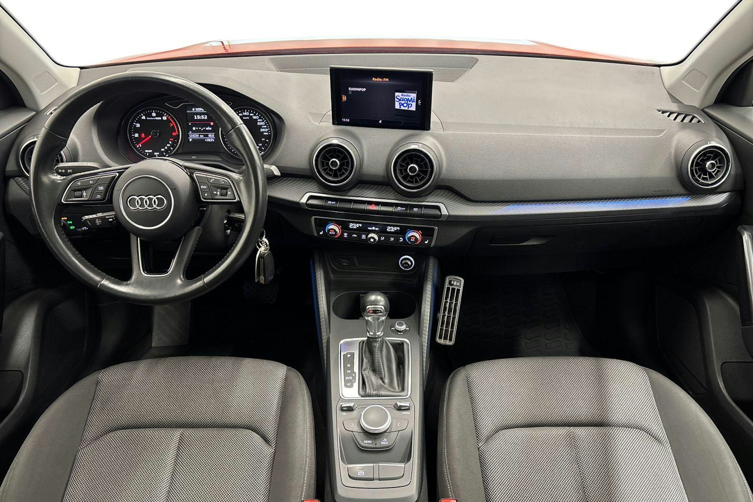 met. oranssi Audi Q2 2017 kuva 9.