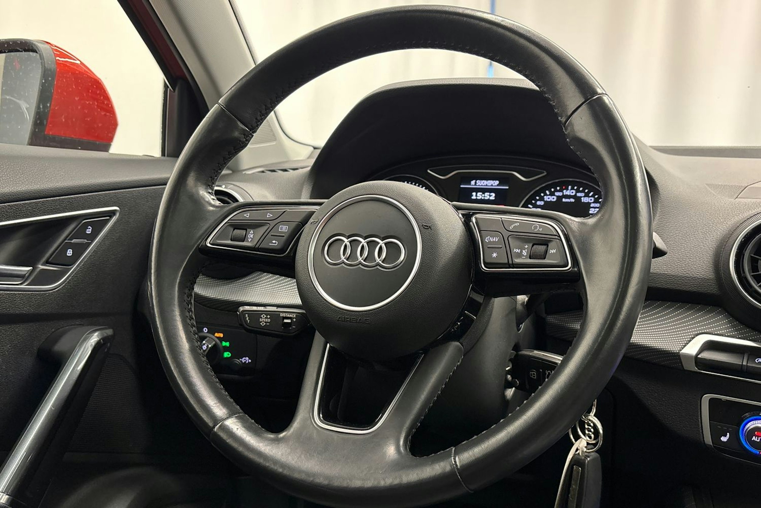 met. oranssi Audi Q2 2017 kuva 15.