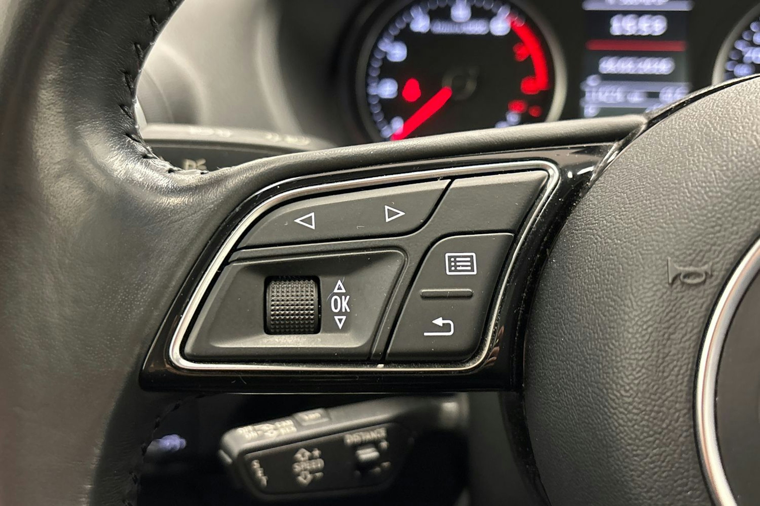 met. oranssi Audi Q2 2017 kuva 16.