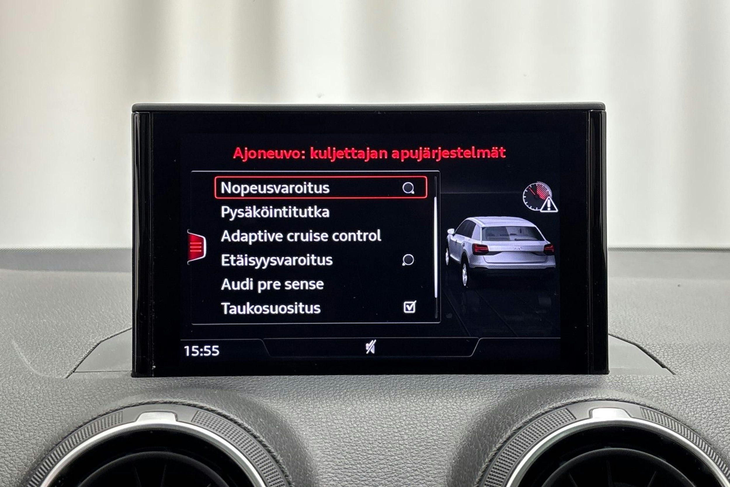 met. oranssi Audi Q2 2017 kuva 21.