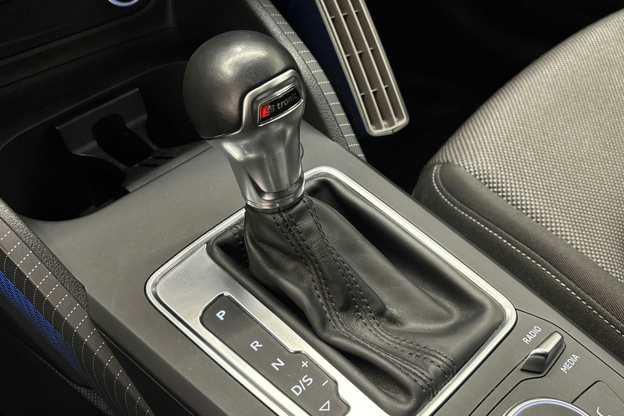 met. oranssi Audi Q2 2017 kuva 23.