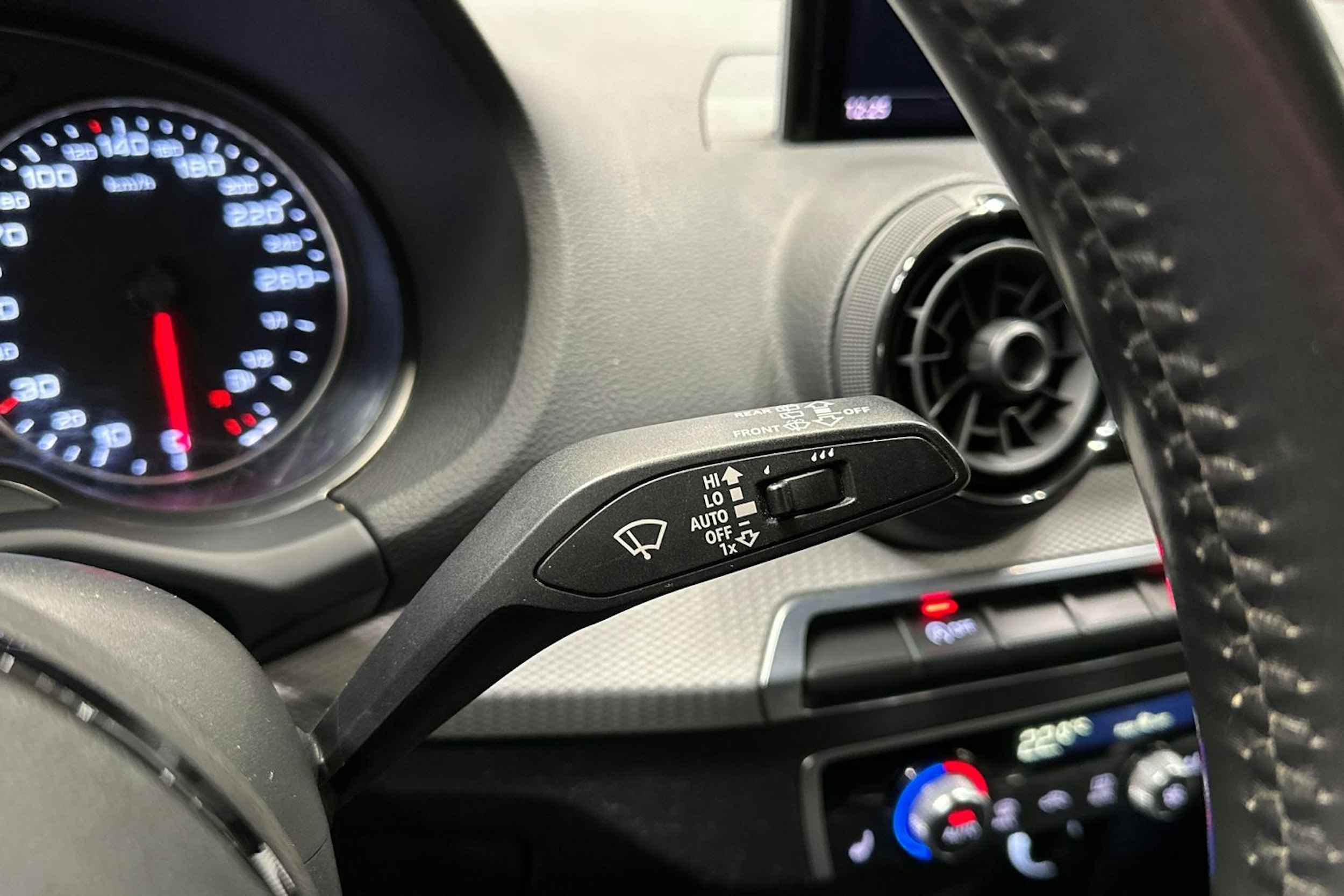 hopea Audi Q2 2017 kuva 22.