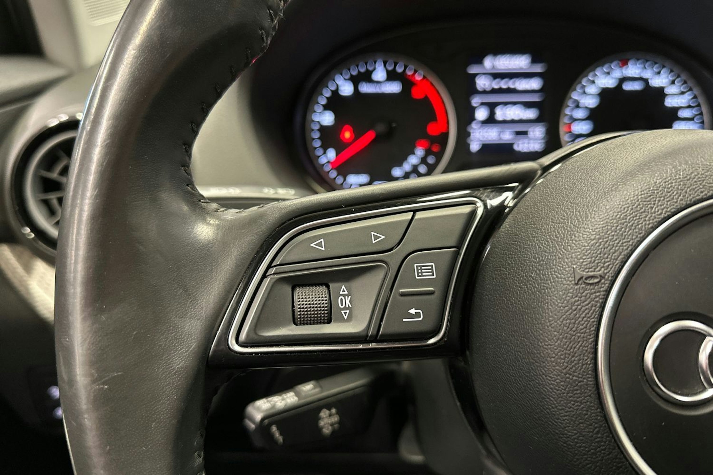 hopea Audi Q2 2017 kuva 23.