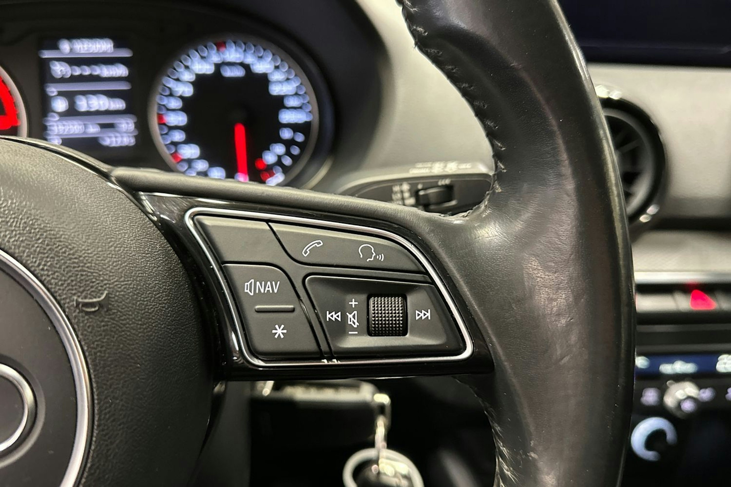 hopea Audi Q2 2017 kuva 24.