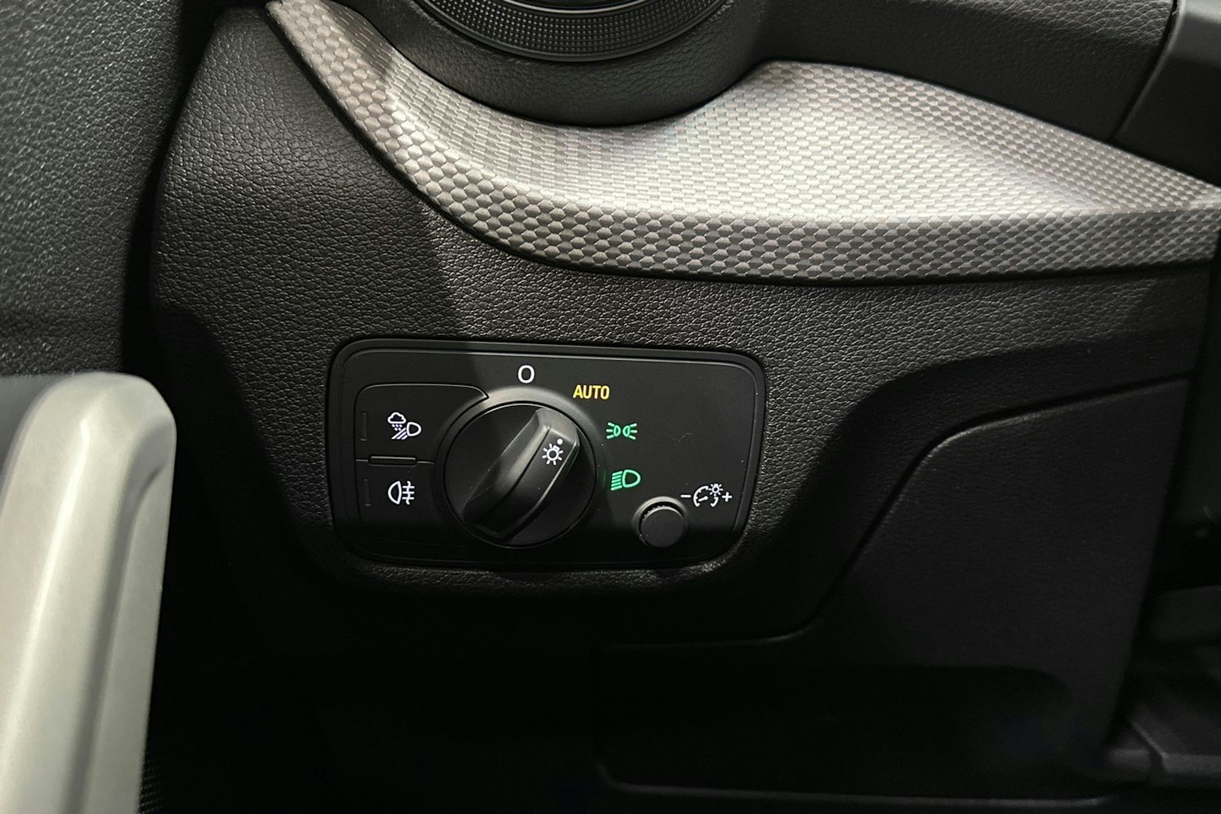 hopea Audi Q2 2017 kuva 25.