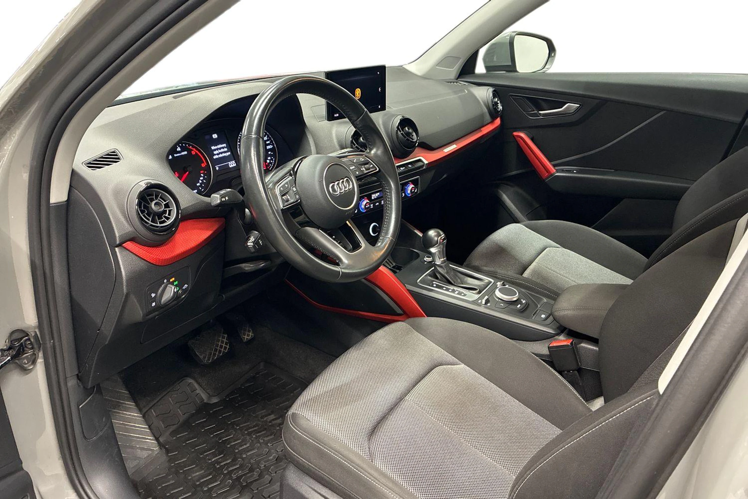 harmaa Audi Q2 2017 kuva 6.