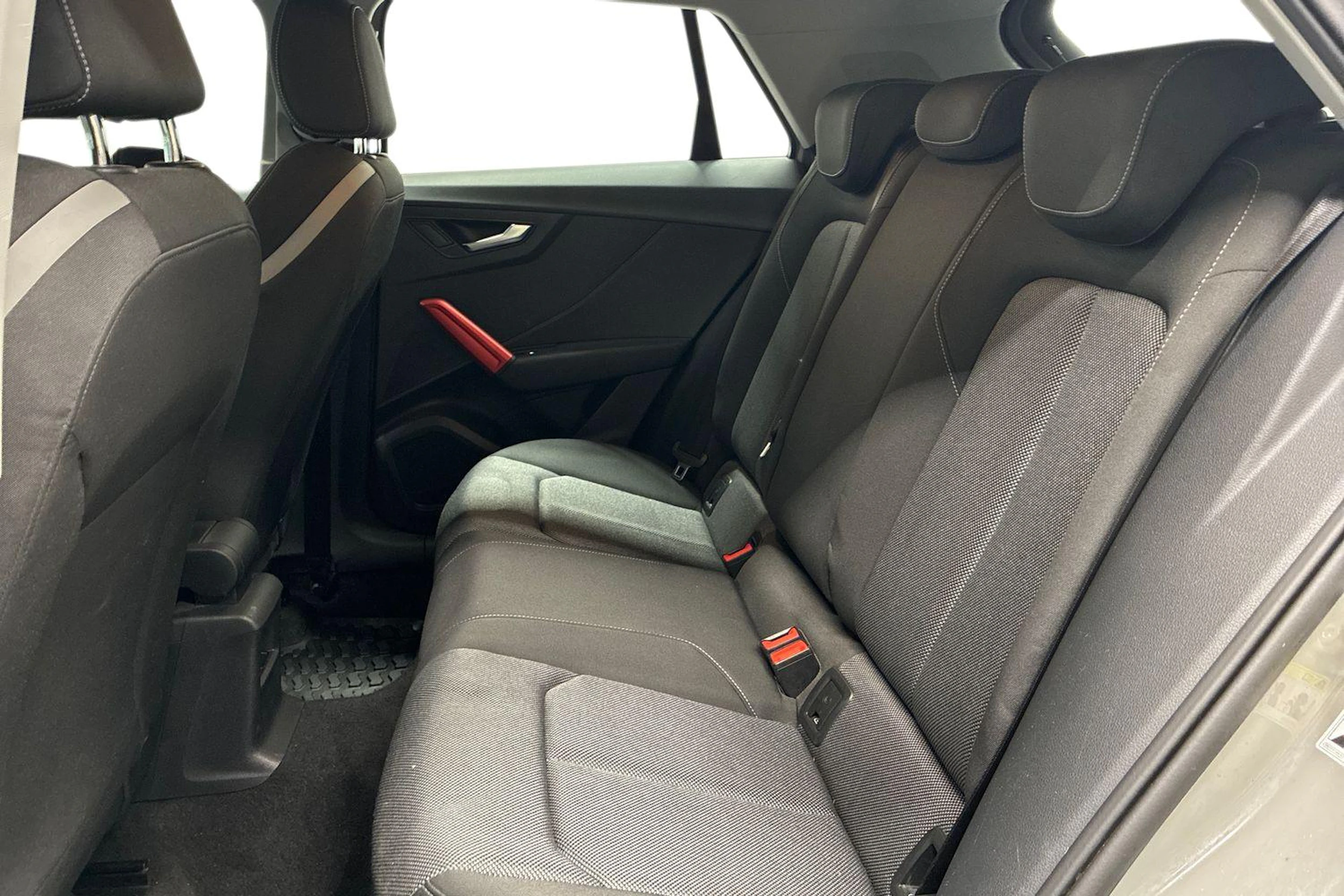harmaa Audi Q2 2017 kuva 8.
