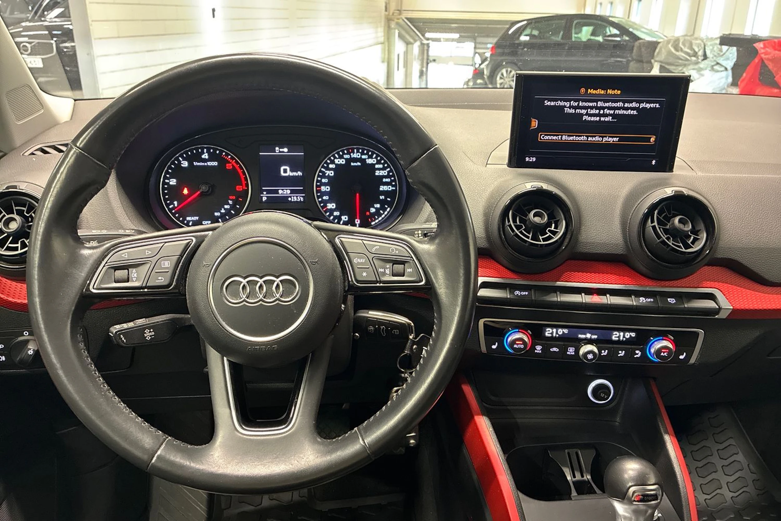 harmaa Audi Q2 2017 kuva 11.