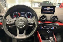 harmaa Audi Q2 2017 kuva 11.