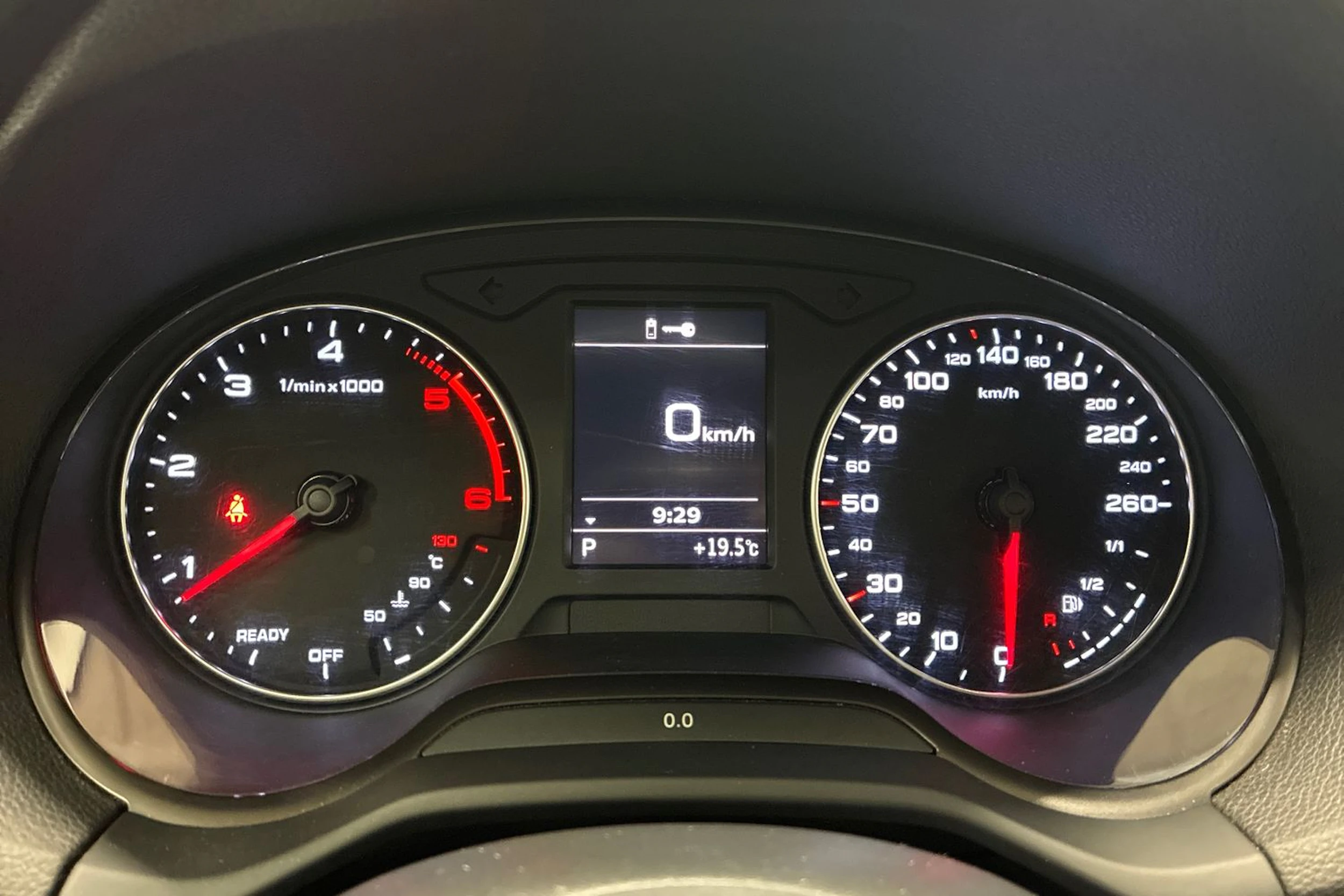 harmaa Audi Q2 2017 kuva 12.