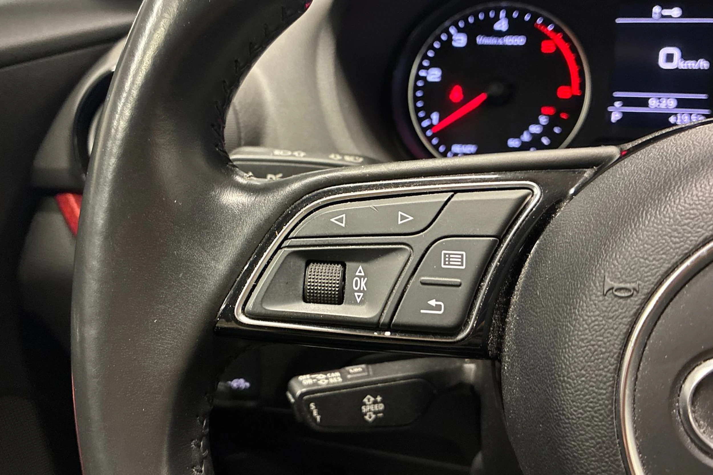 harmaa Audi Q2 2017 kuva 13.