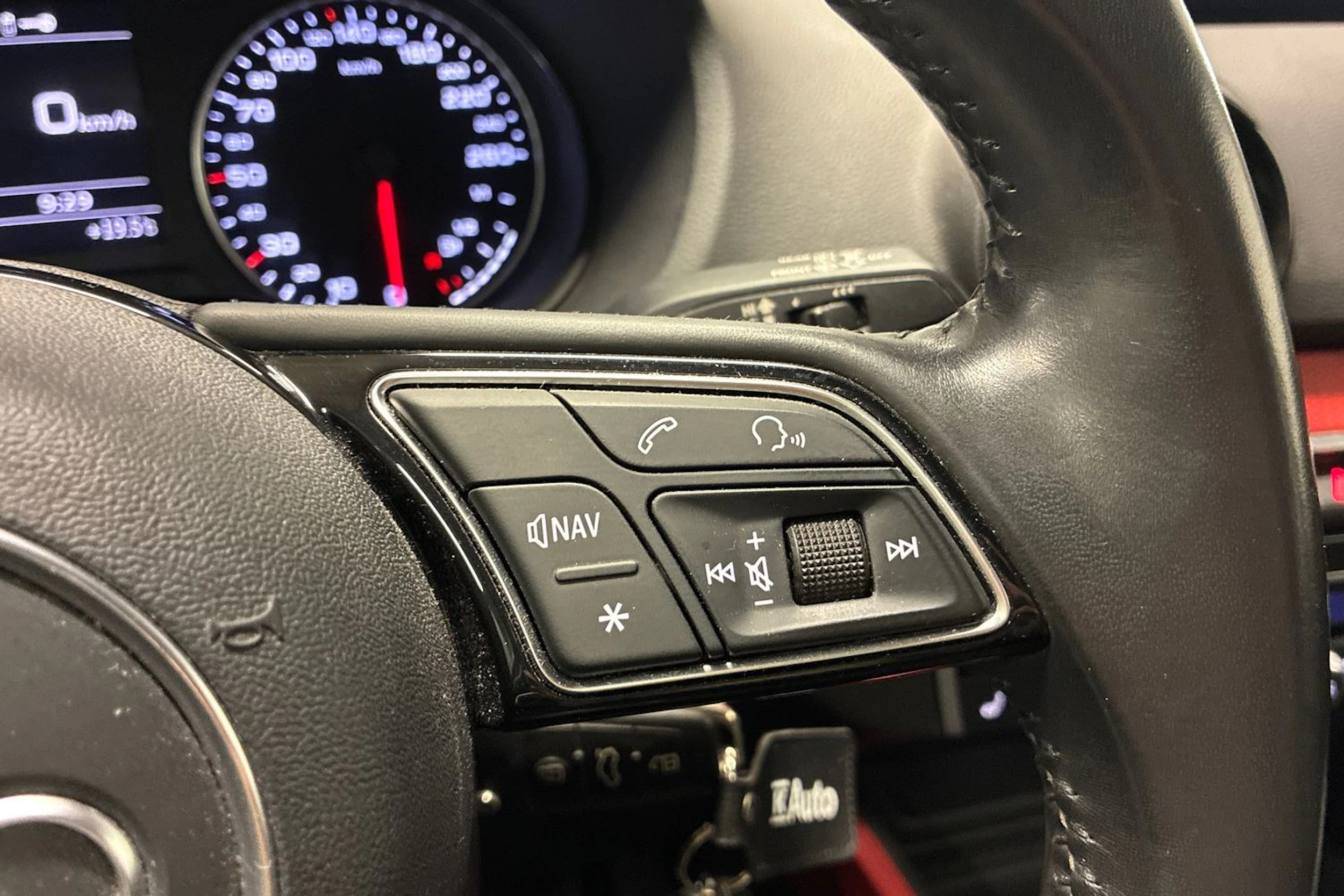harmaa Audi Q2 2017 kuva 14.