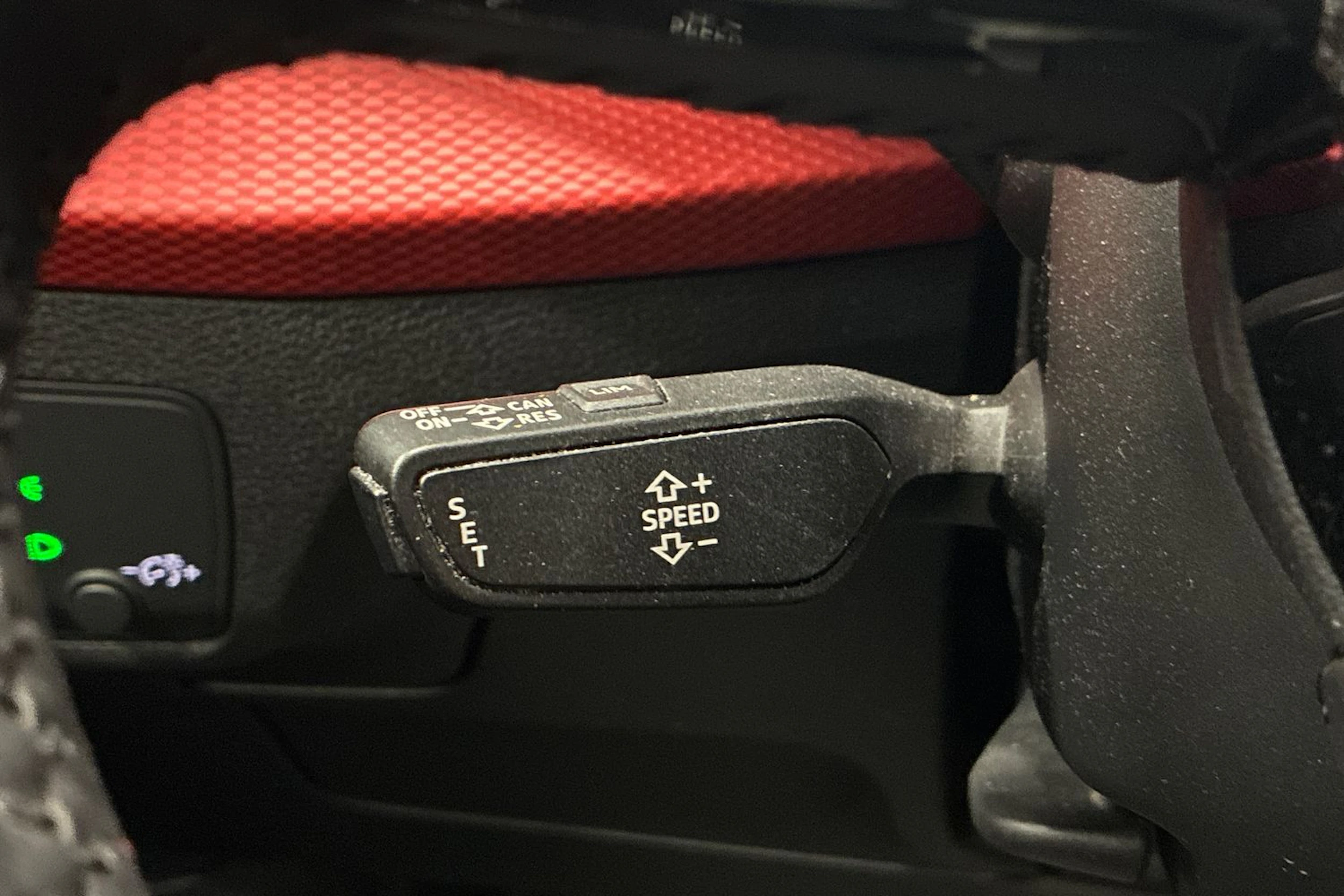 harmaa Audi Q2 2017 kuva 15.