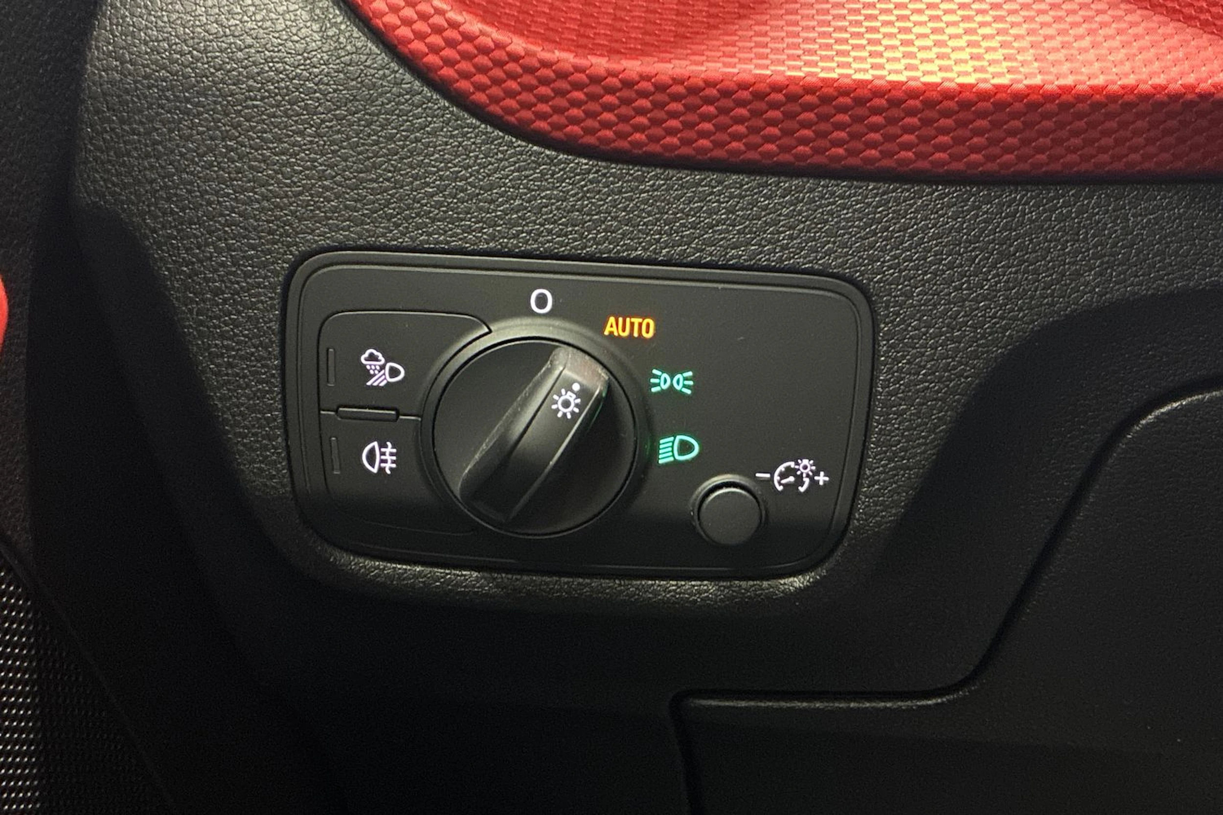 harmaa Audi Q2 2017 kuva 16.