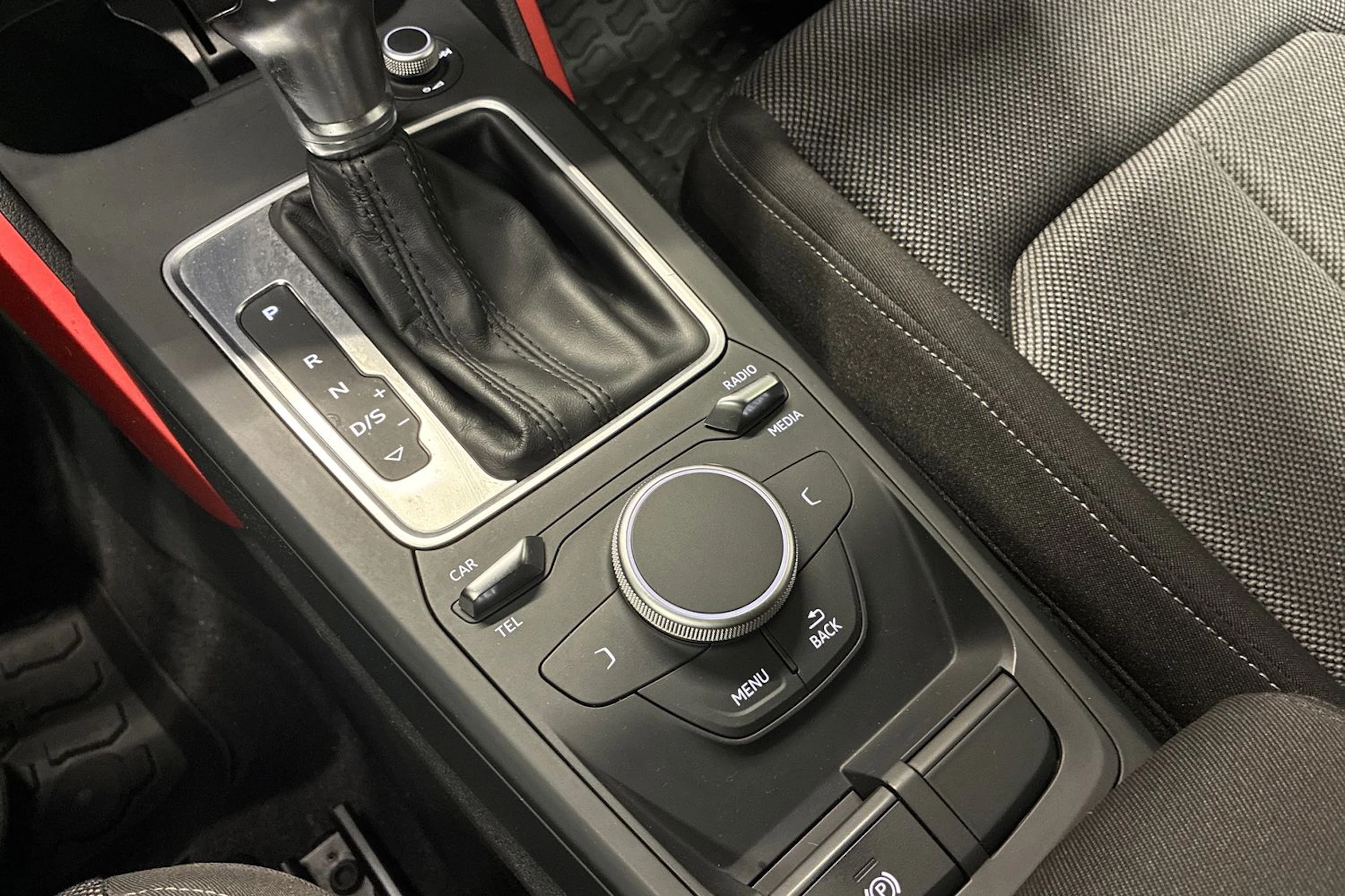harmaa Audi Q2 2017 kuva 18.