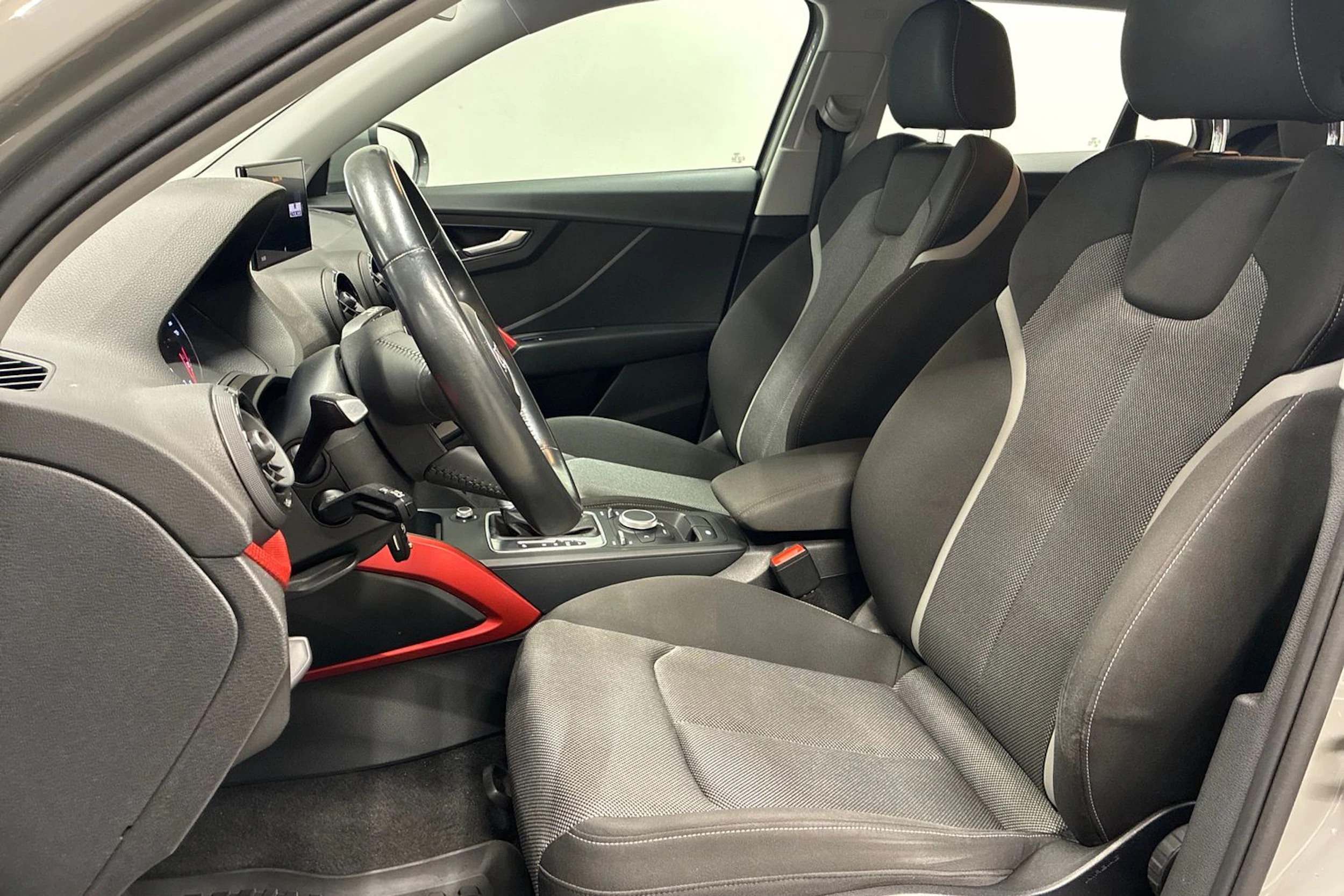 harmaa Audi Q2 2017 kuva 21.