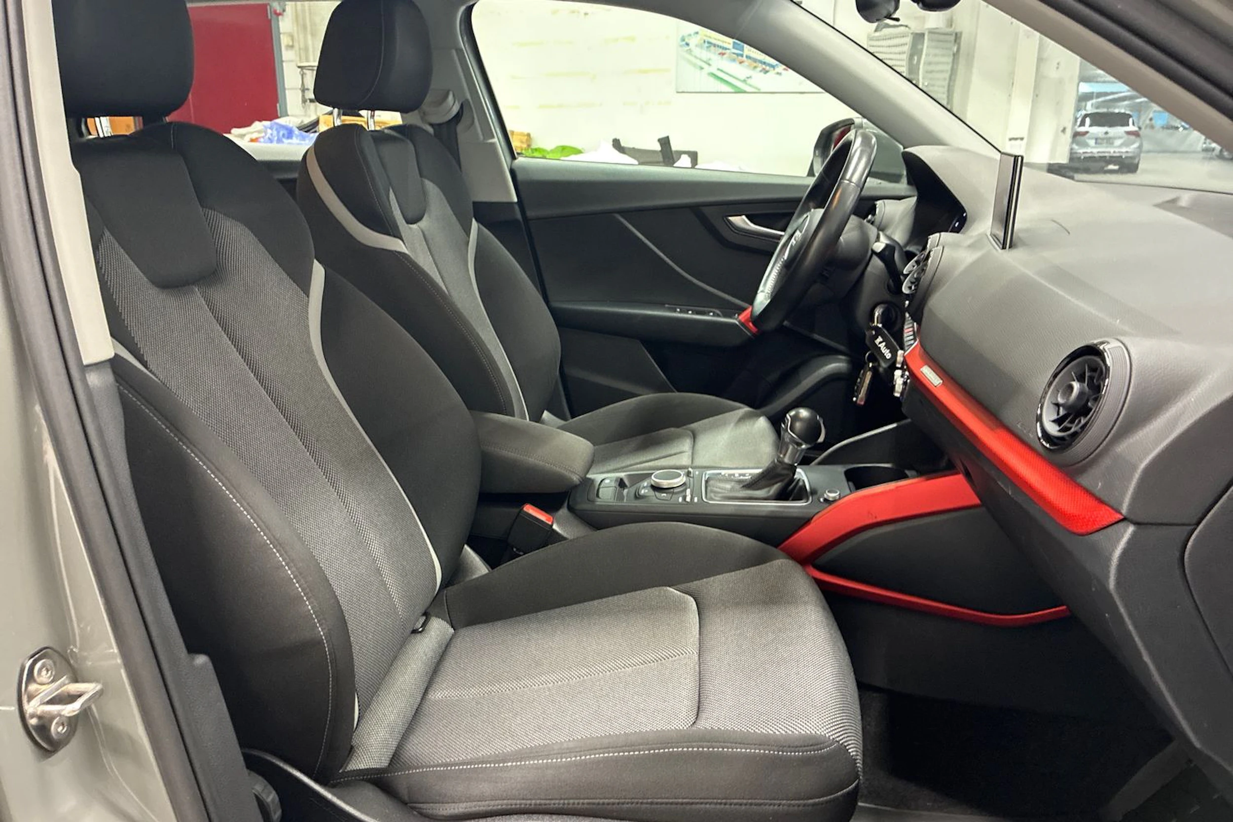 harmaa Audi Q2 2017 kuva 24.