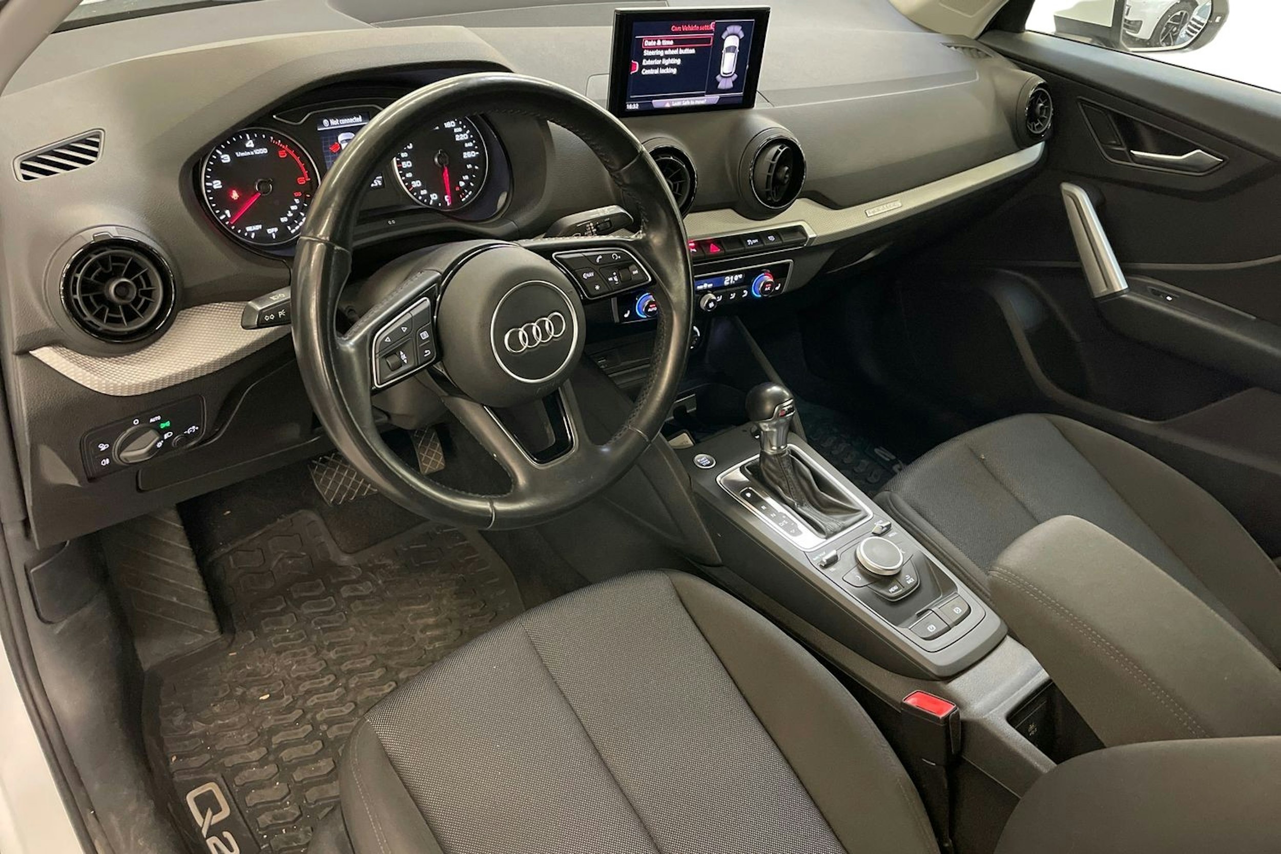 Valkoinen Audi Q2 2017 kuva 3.