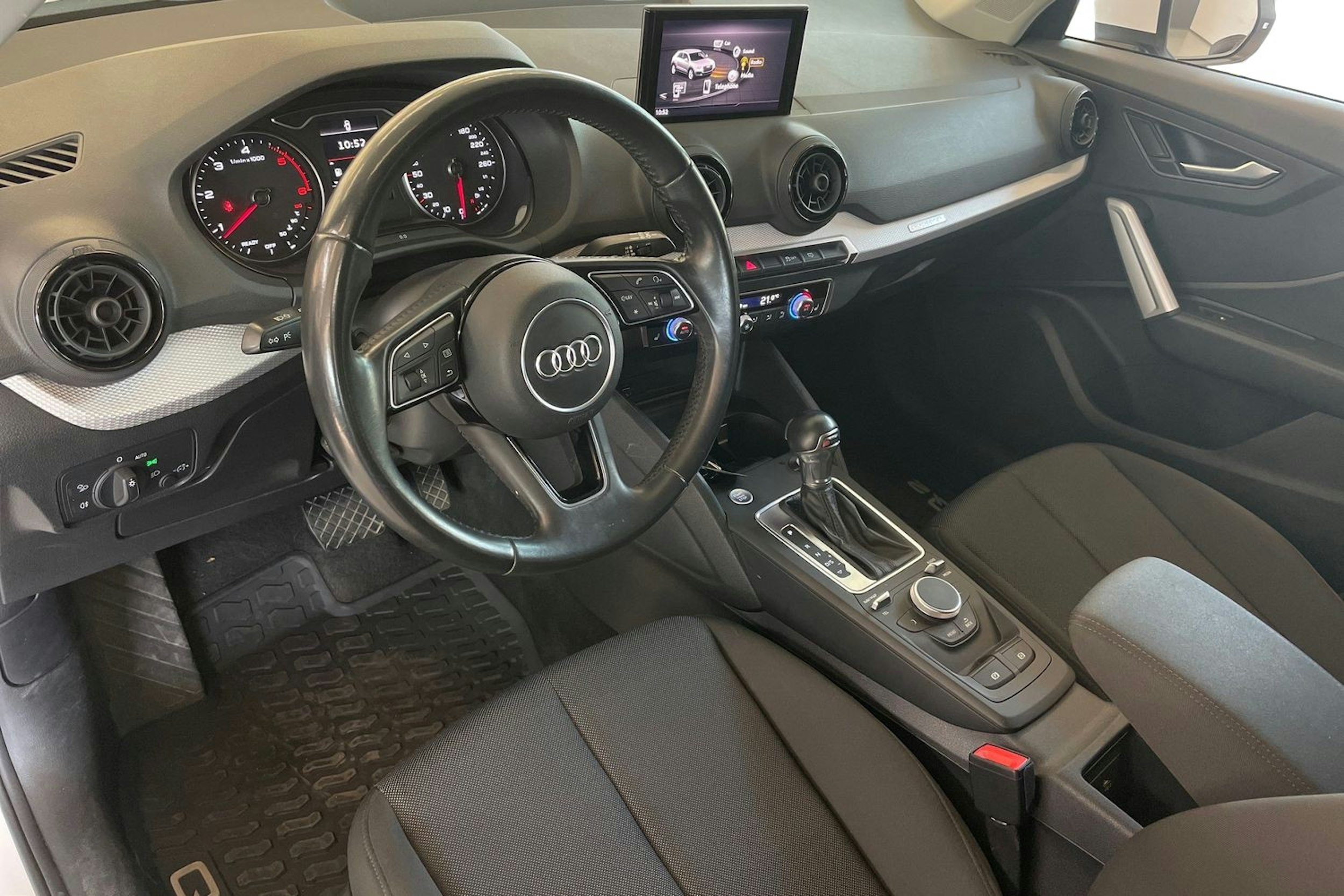 Valkoinen Audi Q2 2017 kuva 7.