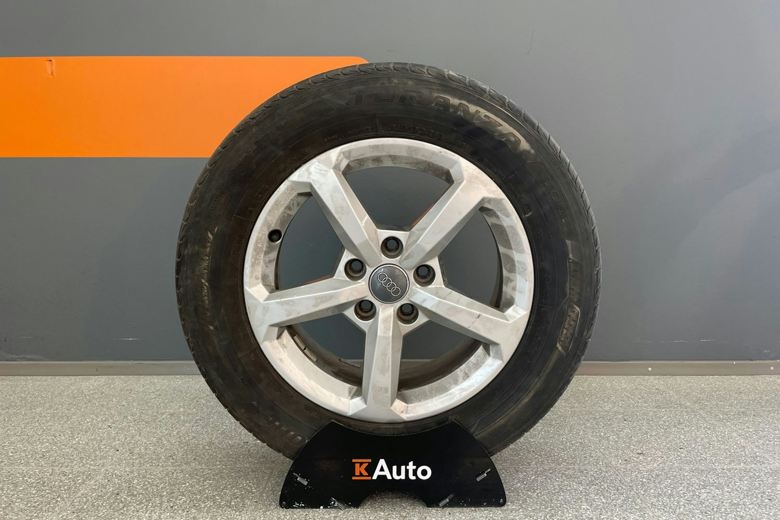 Valkoinen Audi Q2 2017 kuva 13.
