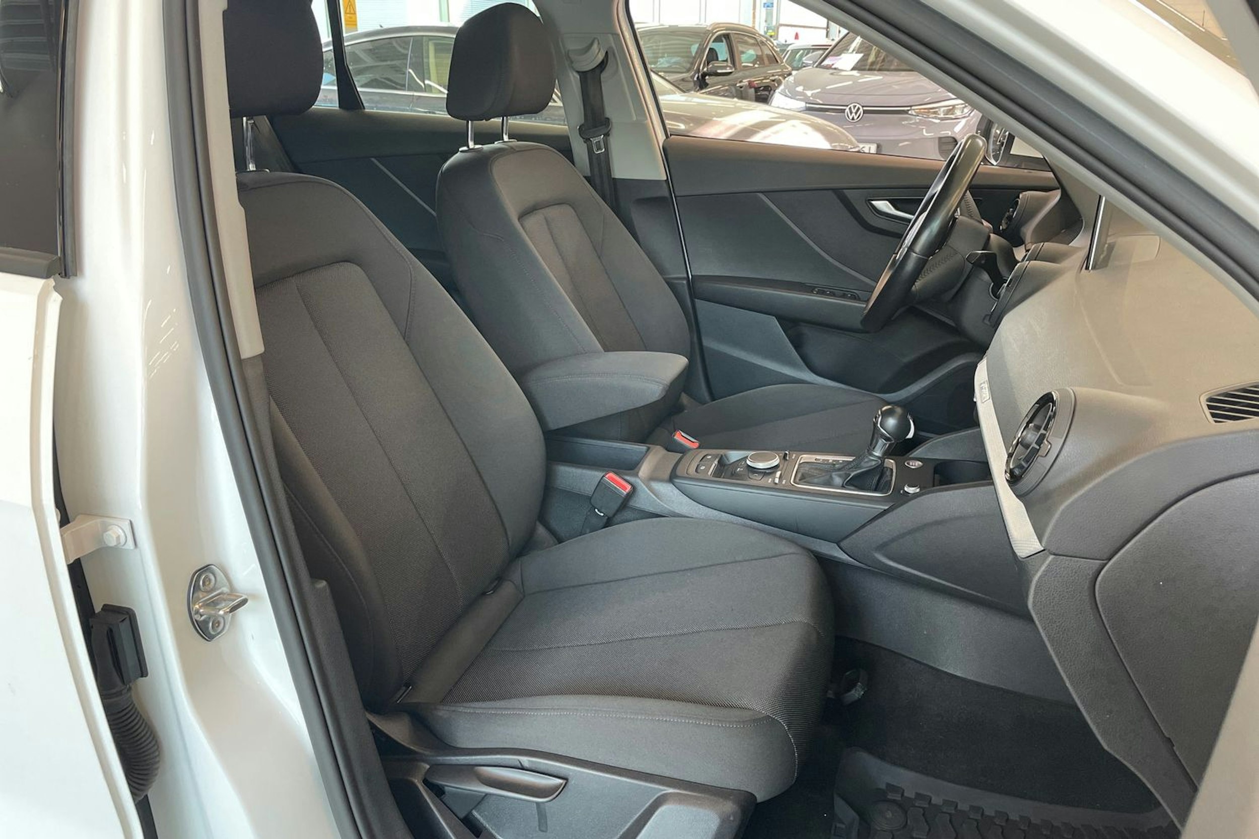 Valkoinen Audi Q2 2017 kuva 26.