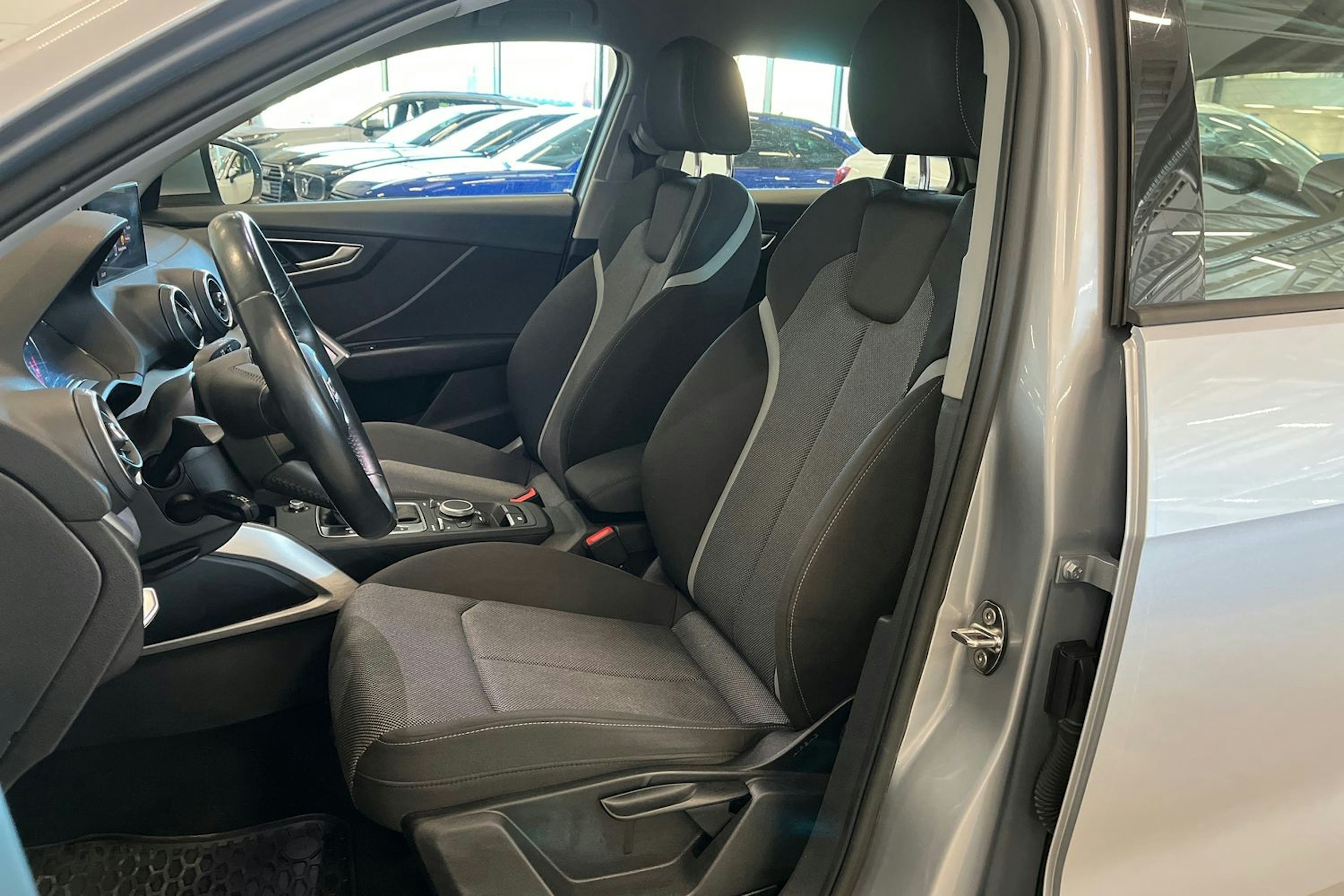 hopea Audi Q2 2017 kuva 14.
