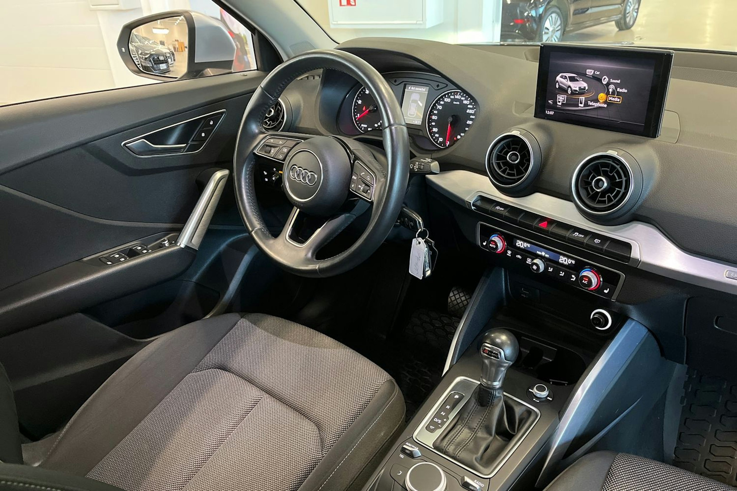hopea Audi Q2 2017 kuva 16.