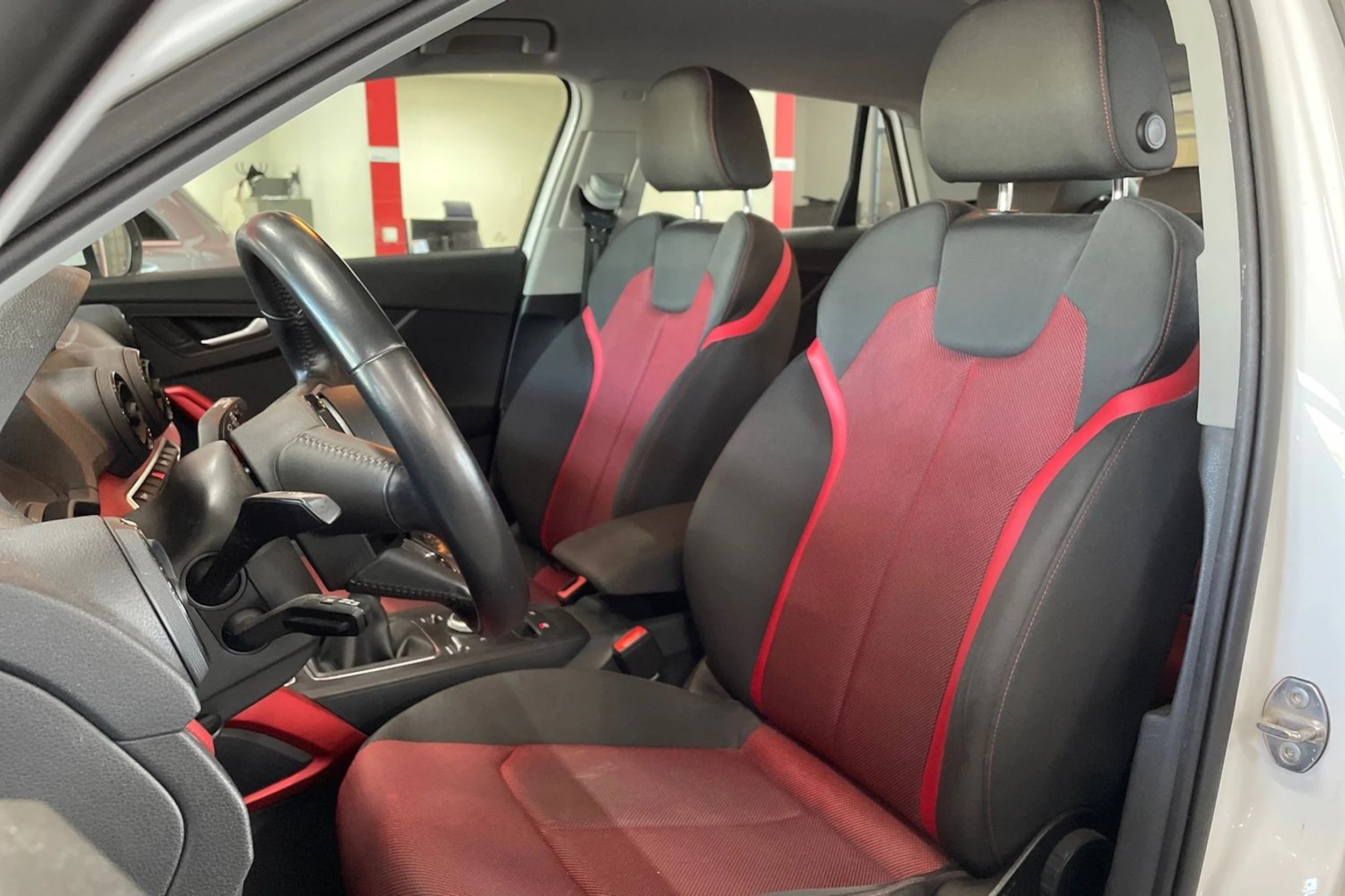 Valkoinen Audi Q2 2017 kuva 11.