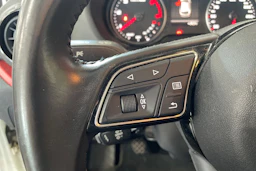 Valkoinen Audi Q2 2017 kuva 13.
