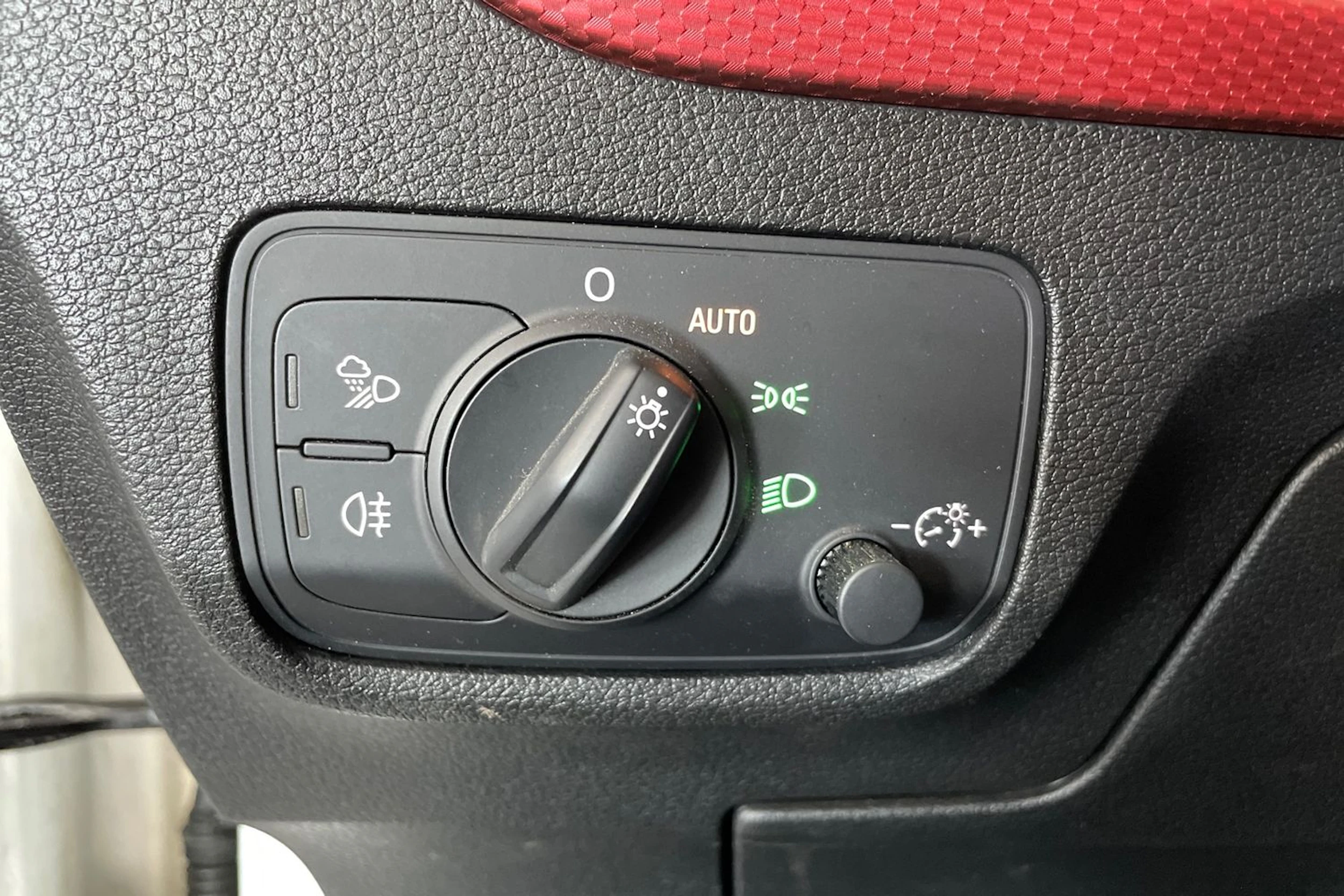 Valkoinen Audi Q2 2017 kuva 16.