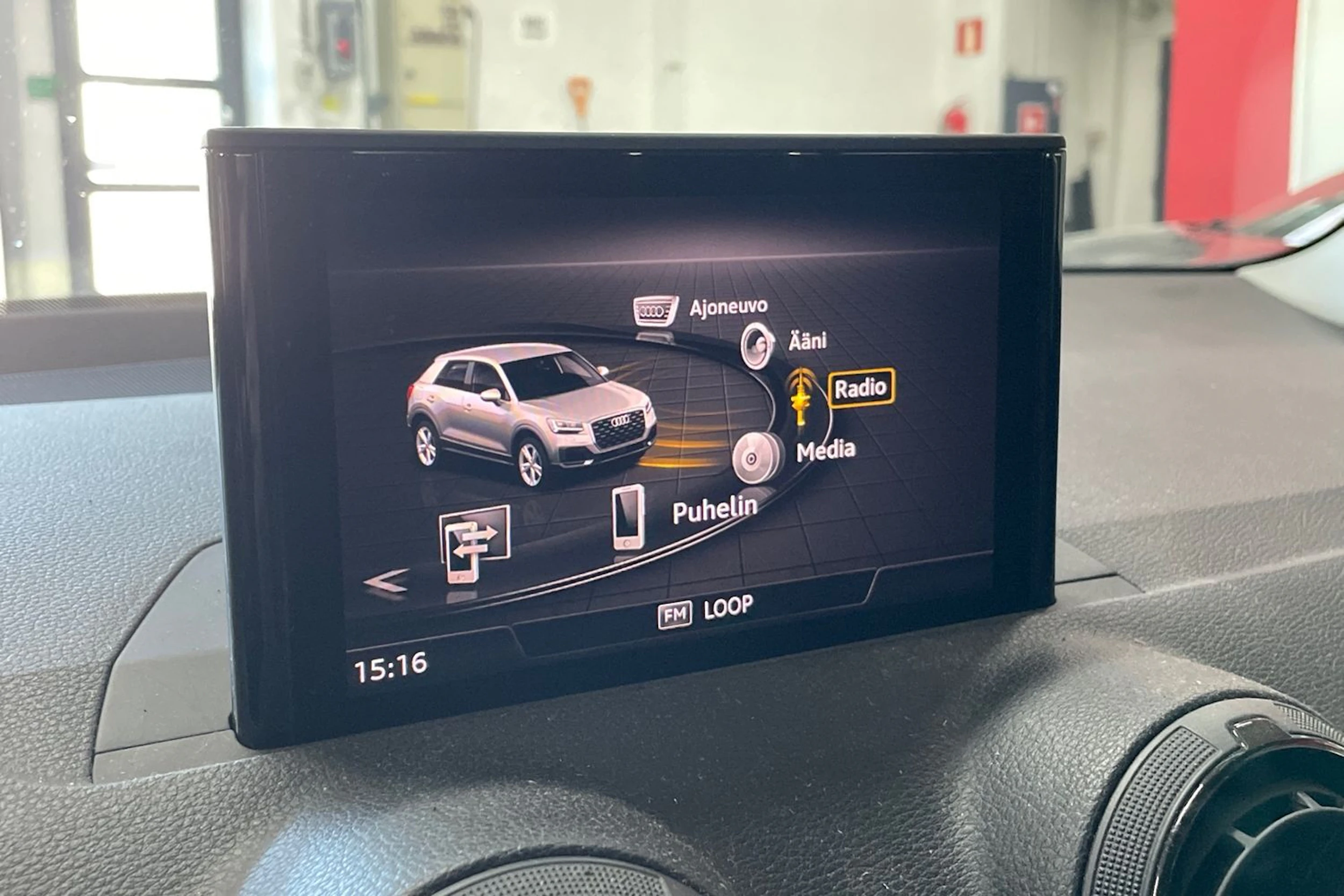 Valkoinen Audi Q2 2017 kuva 18.