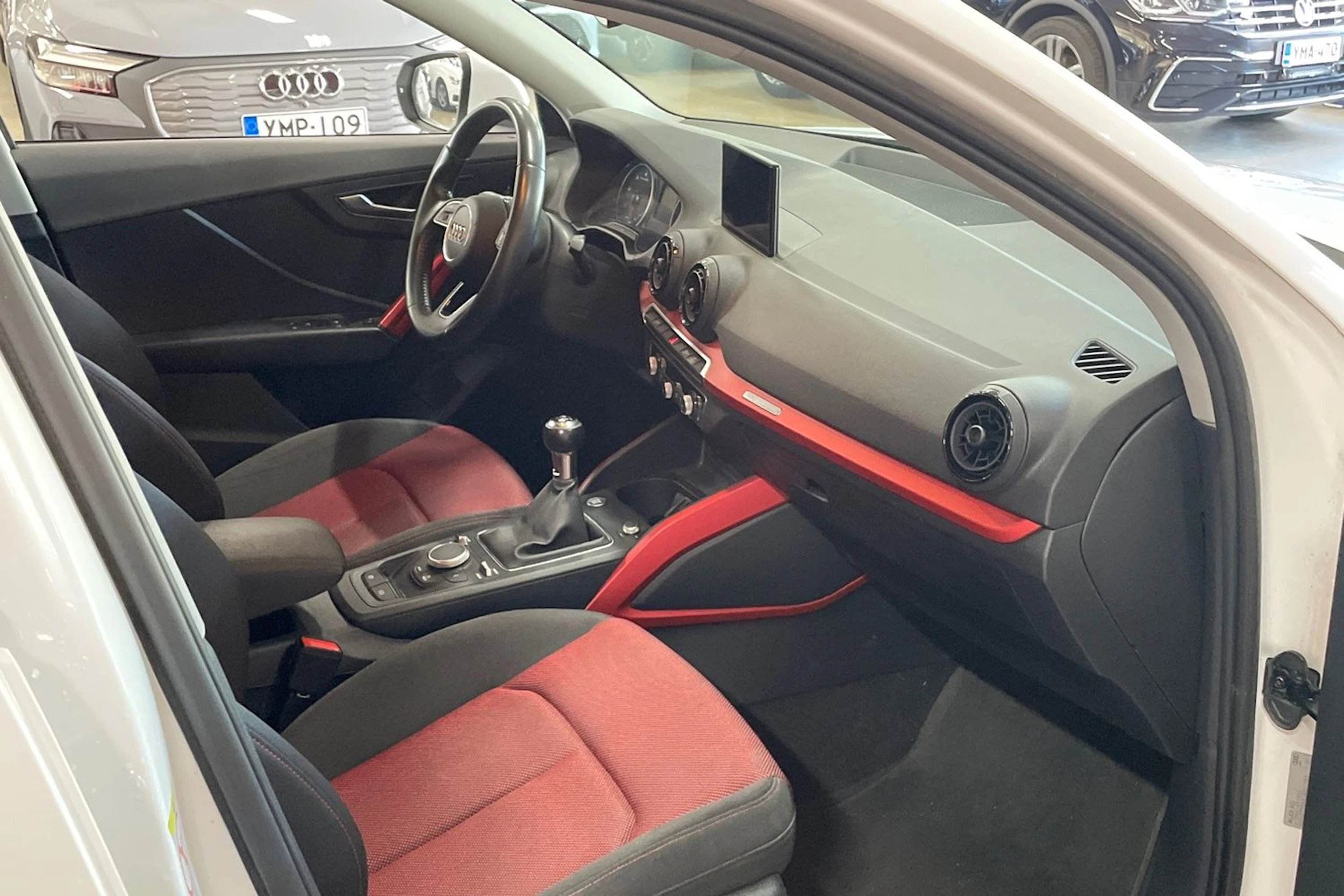 Valkoinen Audi Q2 2017 kuva 24.