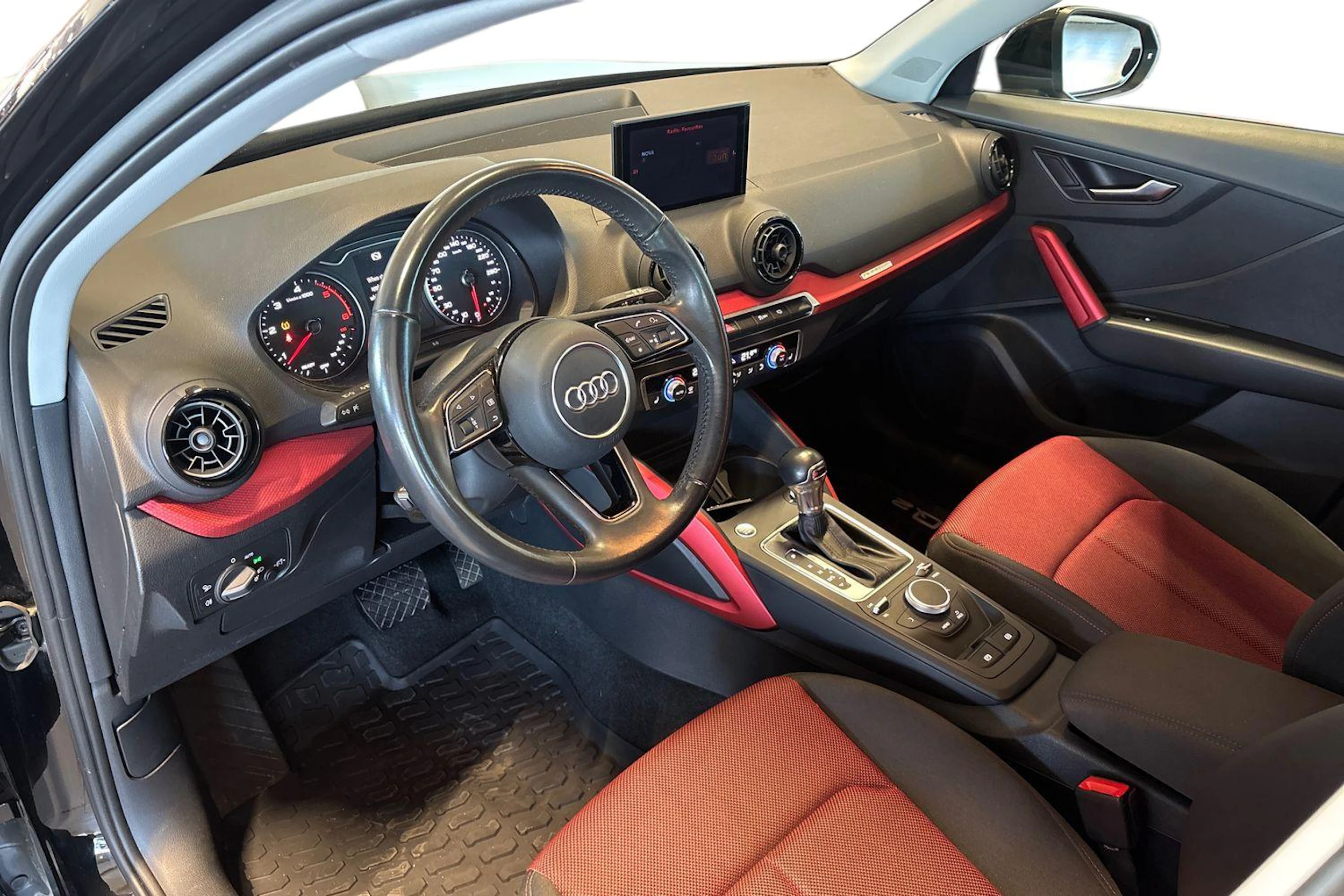 Musta Audi Q2 2017 kuva 6.